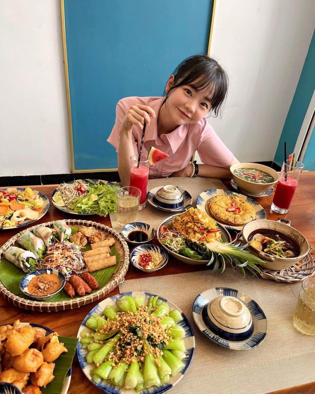 ヨンジュさんのインスタグラム写真 - (ヨンジュInstagram)「나쨩 있는동안 내내갔던 Victoria restaurant 진심으로 한국인 입맛에 맞게 향신료 같은거 다 빠져있어서 너무 행벅했삼 ㅠ 최고는 파인애플 볶음밥이유 🫶🏻 #빅토리아 #베트남 #나트랑」6月5日 21時17分 - yeondukong