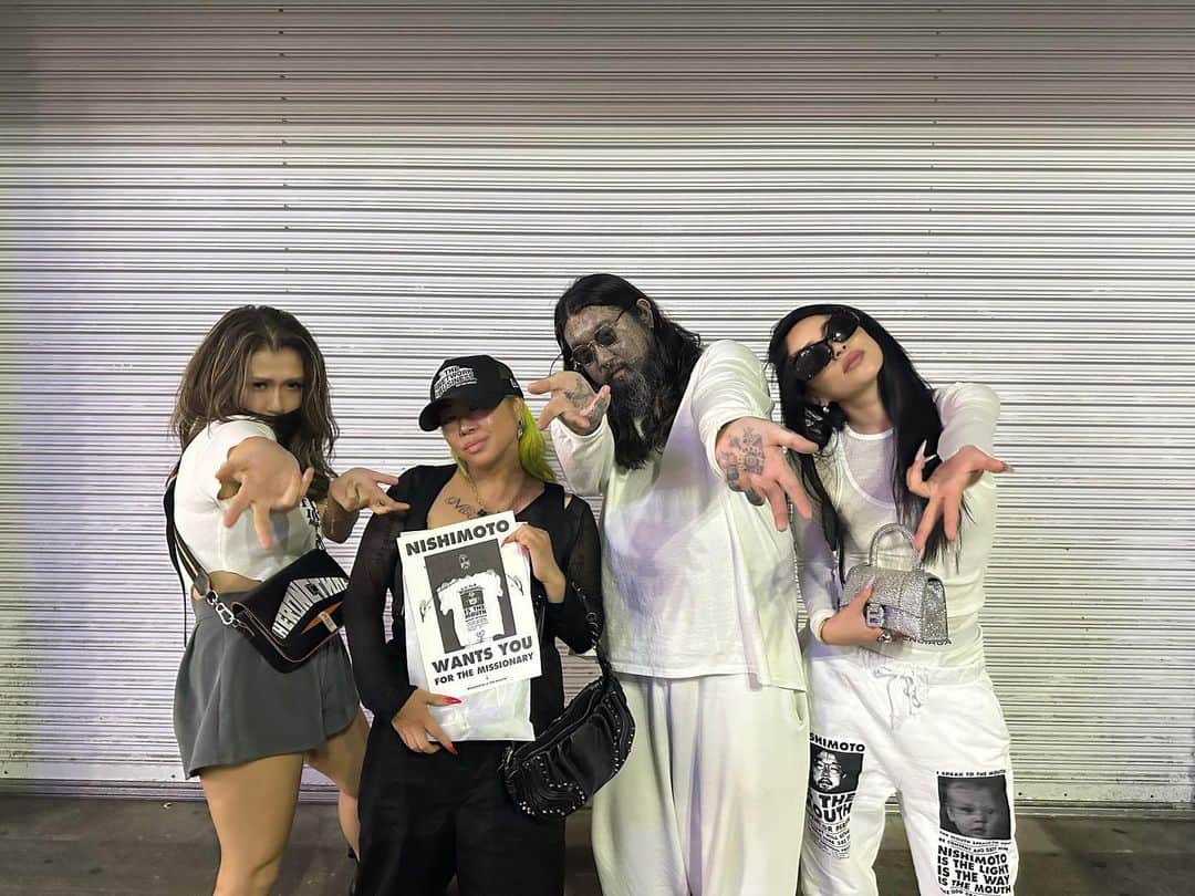 逆さ撮り　プリクラ ルナさんのインスタグラム写真 - (ルナInstagram)「フェフ姉アイディアでプリクラを撮りに行ってみたw  そしたら、誰よりもプロフェッショナルだったニシヤン🐸 初めて2.5次元の世界に浸かってみたら衝撃だった🫨🫨 では2枚へ👉🏼 #プリクラ  #次元がちがかった #sibuya ...