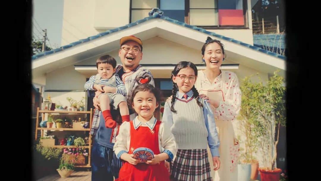 ウラシマンタロウのインスタグラム：「【ウラシマ出演】 ６Ｐチーズの新CM「カラダとココロに愛チ～ズ！」篇がスタートしました🧀 チーズをみんなにあげる愛ちゃんがとてもかわいいです🧀 #雪印メグミルク  #6Pチーズ  #愛ちゃん  #愛チーズ」