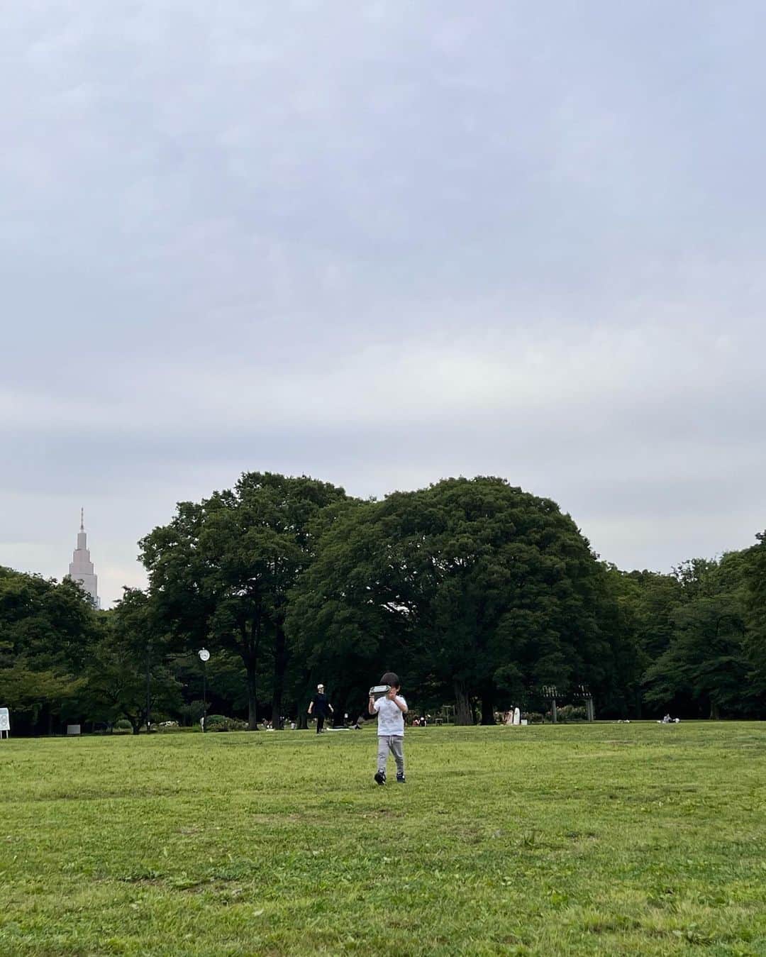 安田美沙子さんのインスタグラム写真 - (安田美沙子Instagram)「今日はamラジオのお仕事でした✨  ラジオって楽しい。。声の仕事は心地よくて好きです😊  自転車だと履けないので、たまにはブーツを✨ オールインワンが楽ちんで、子連れじゃない時は白やベージュが着れる🤍  息子たちをお迎えに行ってから、幼稚園の男の子6人で遊びました👦  虫を捕まえたり、はしゃぐ様子が かわいい。。  男の子たち、なんだかどこかみんなあどけなくてかわいいんだなぁ。。。  最後の1枚は宇治の新茶🤍 夫婦でお茶🍵飲みましょ✨  #ootd allinone.. @nave_jp  bag.. @vasic_japan  accessory.. @tiffanyandco #work #radio #boys #福寿園」6月5日 21時12分 - yasuda_misako