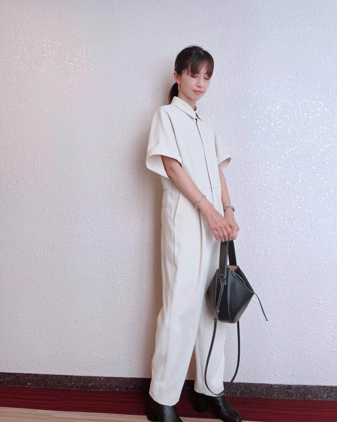 安田美沙子さんのインスタグラム写真 - (安田美沙子Instagram)「今日はamラジオのお仕事でした✨  ラジオって楽しい。。声の仕事は心地よくて好きです😊  自転車だと履けないので、たまにはブーツを✨ オールインワンが楽ちんで、子連れじゃない時は白やベージュが着れる🤍  息子たちをお迎えに行ってから、幼稚園の男の子6人で遊びました👦  虫を捕まえたり、はしゃぐ様子が かわいい。。  男の子たち、なんだかどこかみんなあどけなくてかわいいんだなぁ。。。  最後の1枚は宇治の新茶🤍 夫婦でお茶🍵飲みましょ✨  #ootd allinone.. @nave_jp  bag.. @vasic_japan  accessory.. @tiffanyandco #work #radio #boys #福寿園」6月5日 21時12分 - yasuda_misako