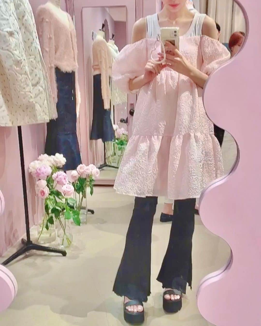 MOMOKOのインスタグラム：「⁡ 🍯🎀 ⁡ autumn展示会おじゃましました♡ ⁡ ⁡ ⁡ ワンピース以外ぜんぶSHEIN🤐✍️ 👚3481564  XS 👖 7916962  Petite XS 👡 2234587  EUR37」