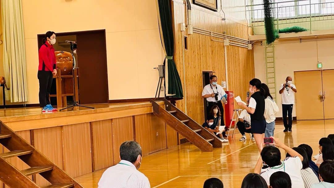 伊藤美誠さんのインスタグラム写真 - (伊藤美誠Instagram)「🏫母校でパワー充電✊  母校・磐田北小学校が4年ぶりに開催した 全校集会にゲストとして参加✨  約780名の子供たちから元気いっぱいの歓迎を受け、 来週末に控えたTリーグ個人戦を前に パワーを充電しました😊✊  #ほやこげパワー で #みまがんば ‼️  ※｢ほやこげパワー｣とは…”本気”、”やる気”、”根気”、”元気”の頭文字を取ったもので、磐田北小伝統の標語。  #伊藤美誠 #スターツ #卓球 #tabletennis #pingpong #磐田 #磐田北小学校」6月5日 21時12分 - mima_staff
