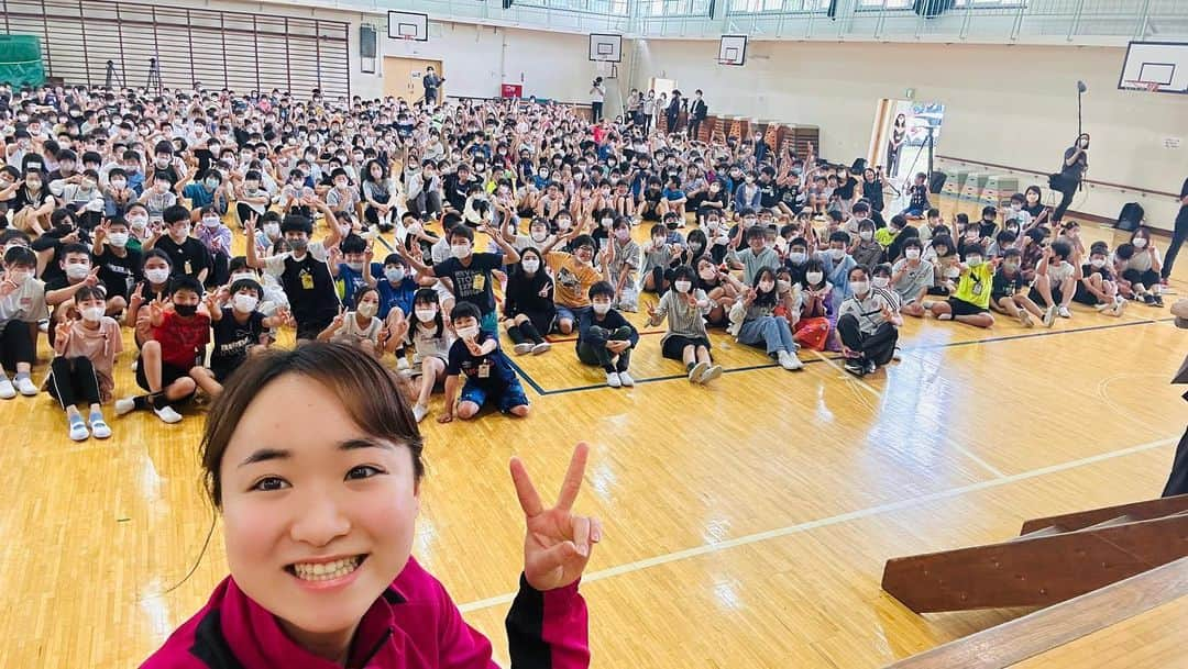 伊藤美誠さんのインスタグラム写真 - (伊藤美誠Instagram)「🏫母校でパワー充電✊  母校・磐田北小学校が4年ぶりに開催した 全校集会にゲストとして参加✨  約780名の子供たちから元気いっぱいの歓迎を受け、 来週末に控えたTリーグ個人戦を前に パワーを充電しました😊✊  #ほやこげパワー で #みまがんば ‼️  ※｢ほやこげパワー｣とは…”本気”、”やる気”、”根気”、”元気”の頭文字を取ったもので、磐田北小伝統の標語。  #伊藤美誠 #スターツ #卓球 #tabletennis #pingpong #磐田 #磐田北小学校」6月5日 21時12分 - mima_staff