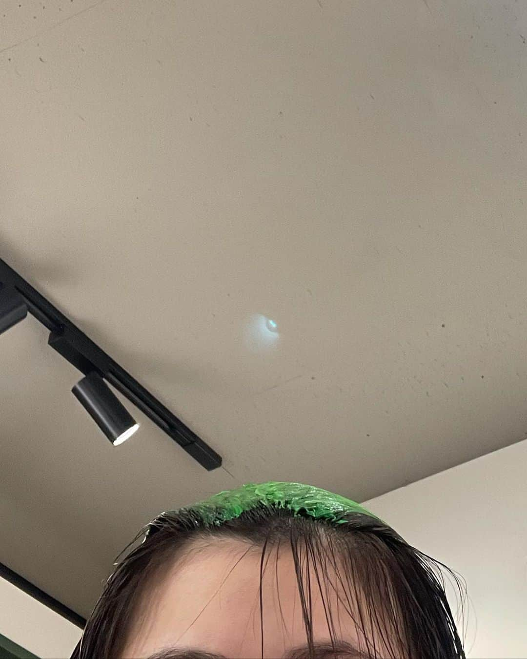 那須川梨々さんのインスタグラム写真 - (那須川梨々Instagram)「☺︎  New color🦖♥️  やっと戻ってきた‼︎green💚 やっぱ緑は落ち着きます。 元気元気❤️‍🔥幸せ気分〜😚  翔くんいつもありがとう〜💞 かれこれ何年も通ってるけど、もう他の所行けません😵‍💫 緑で幸せそうな顔してたらあんた変だよ。って言われた。 変じゃないしかわいいもん😯  働く場所変わってて新鮮気分でした🫶🏻 みんなもインスタ見て行ってみて‼︎  X-girlの新作も可愛くて買ってしまった‼︎ こっちもチェックしてね〜💞  →→→→→→→→→→→→→→→→→  #new #color #newcolor #ニューカラー #派手髪 #派手髪女子 #green #greencolor #グリーン #緑 #ブルーライト#蛍光 #蛍光カラー #ウルフ #ウルフカット #ウルフボブ #ウルフカット女子 #アンブレラ #アンブレラカラー #xgirl #ootd #xgirl_ootd #エックスガール #ストリート #ストリート系女子 #メンズライク#メンズライク女子 #nugu #市川 #美容day」6月5日 21時13分 - riri_0710