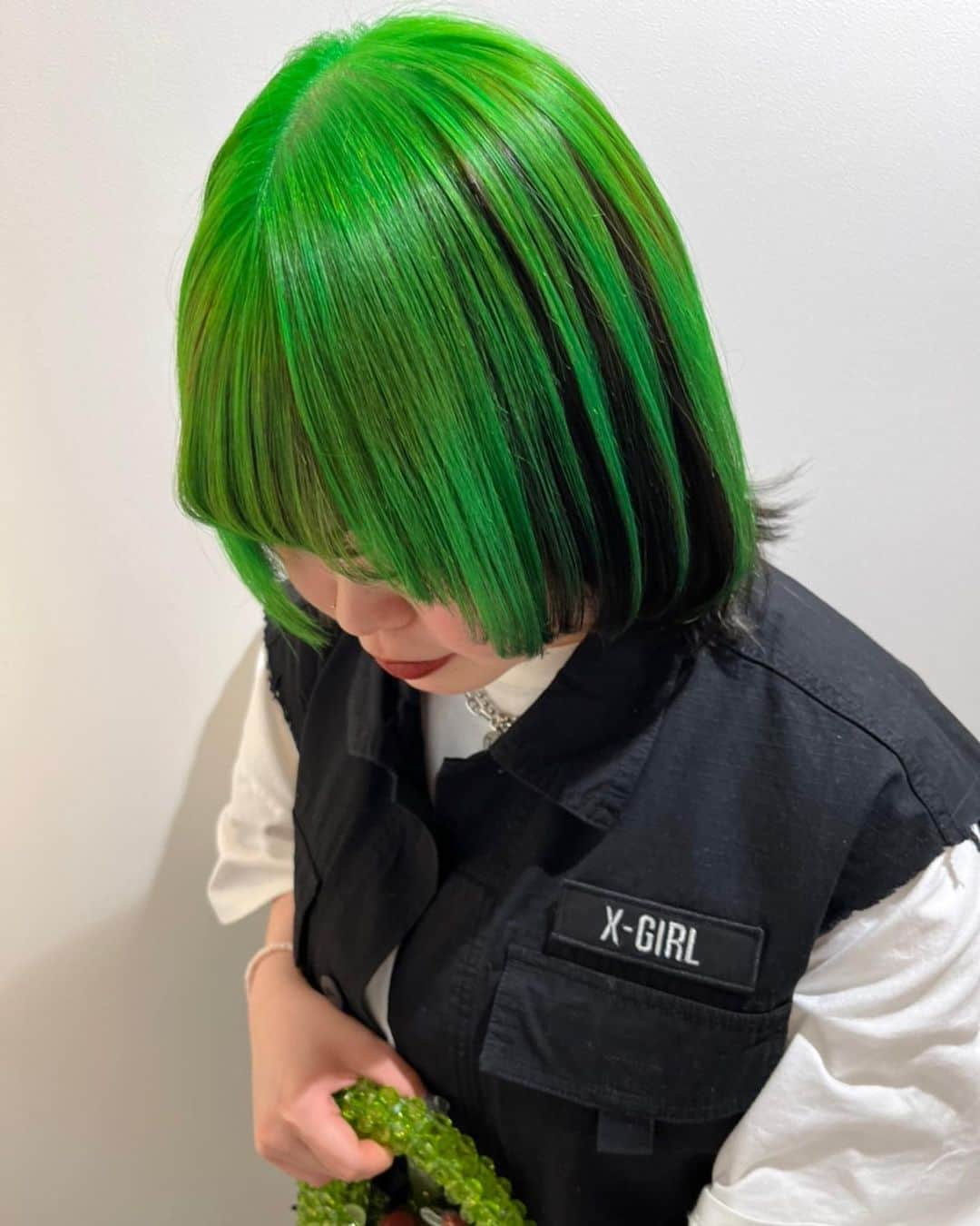 那須川梨々さんのインスタグラム写真 - (那須川梨々Instagram)「☺︎  New color🦖♥️  やっと戻ってきた‼︎green💚 やっぱ緑は落ち着きます。 元気元気❤️‍🔥幸せ気分〜😚  翔くんいつもありがとう〜💞 かれこれ何年も通ってるけど、もう他の所行けません😵‍💫 緑で幸せそうな顔してたらあんた変だよ。って言われた。 変じゃないしかわいいもん😯  働く場所変わってて新鮮気分でした🫶🏻 みんなもインスタ見て行ってみて‼︎  X-girlの新作も可愛くて買ってしまった‼︎ こっちもチェックしてね〜💞  →→→→→→→→→→→→→→→→→  #new #color #newcolor #ニューカラー #派手髪 #派手髪女子 #green #greencolor #グリーン #緑 #ブルーライト#蛍光 #蛍光カラー #ウルフ #ウルフカット #ウルフボブ #ウルフカット女子 #アンブレラ #アンブレラカラー #xgirl #ootd #xgirl_ootd #エックスガール #ストリート #ストリート系女子 #メンズライク#メンズライク女子 #nugu #市川 #美容day」6月5日 21時13分 - riri_0710