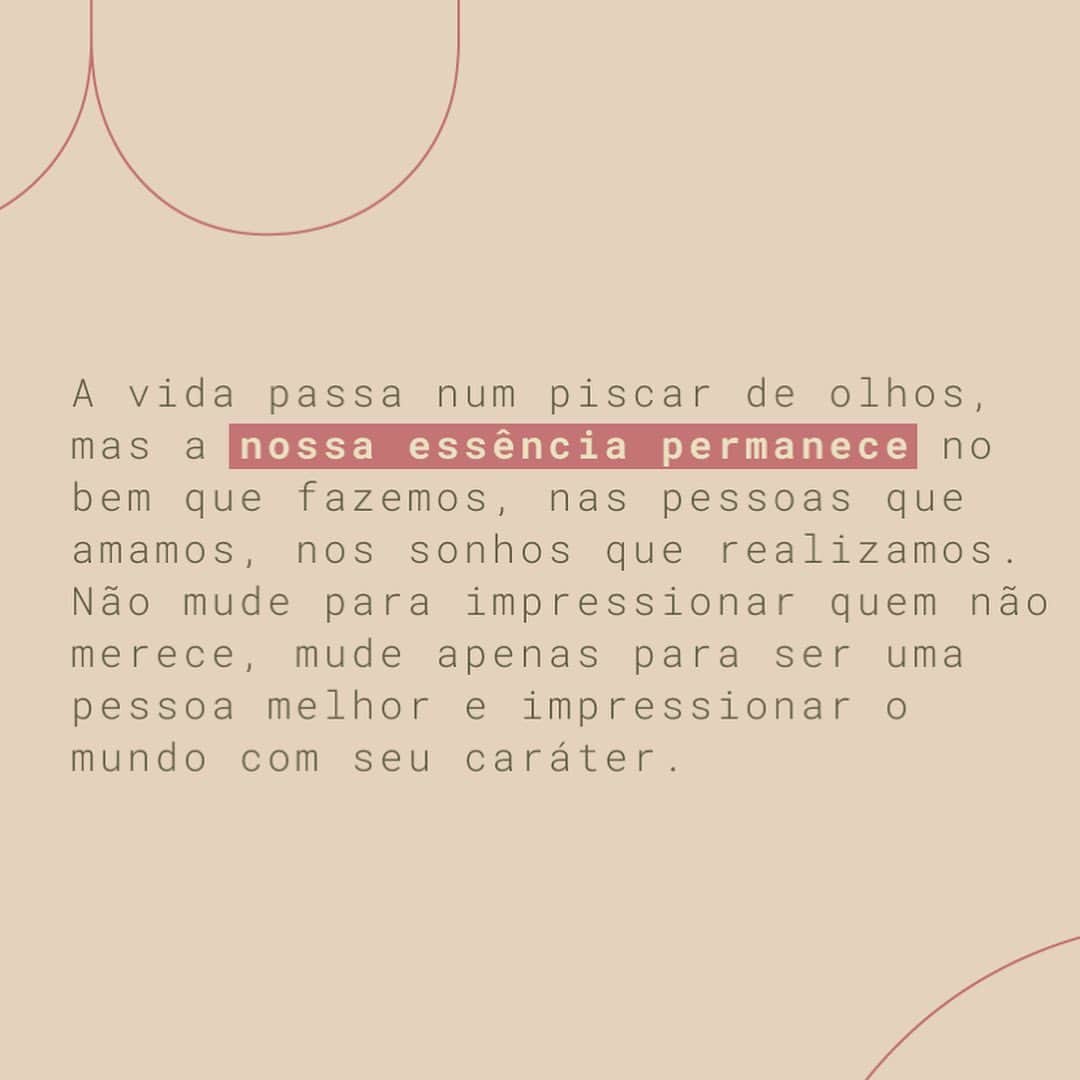 のインスタグラム：「A Coco Chanel tem uma frase que eu amo: “Não é a aparência, é a essência. Não é o dinheiro, é a educação. Não é a roupa, é a classe.” Essa mulher inspiradora, à frente do seu tempo, já sabia que as pessoas se deixam levar pelas aparências. E ela aprendeu isso muito antes das redes sociais.   Trabalhando com a imagem e moda, também vi pessoas se perderem na tentativa de agradar e parecer algo que não acreditam. Às vezes, tbm passamos por situações difíceis, tempestades, desafios, mas nada justifica mudarmos nossa essência para caber em alguém. Nada justifica violentar a nossa alma tentando ser algo que não desejamos.  É importante preservar a nossa raiz, é importante lembrar quem nós somos e de onde viemos. É importante preservar o nosso jeito de ser, o que a gente tem de mais precioso, valioso e único. É urgente sermos fiéis a quem realmente queremos ser, à nossa criança interior. É urgente deixar a nossa personalidade livre e nossos sonhos intactos.  E tenho certeza, no dia em que tivermos sabedoria para ouvir só a voz do nosso coração, ninguém conseguirá subtrair a nossa essência! Sabe aquela frase? “Deixe seu sorriso mudar o mundo, mas nunca deixe o mundo mudar seu sorriso”. É isso, é como um mantra! Seja fiel ao que você é e ninguém vai roubar a sua leveza, a sua luz, a sua alegria. Muito menos contaminar o mais íntimo do seu ser.  A vida passa num piscar de olhos, mas a nossa essência permanece no bem que fazemos, nas pessoas que amamos, nos sonhos que realizamos. Não mude para impressionar quem não merece, mude apenas para ser uma pessoa melhor e impressionar o mundo com seu caráter.  Feliz semana para gente!  Wan. ♥️」