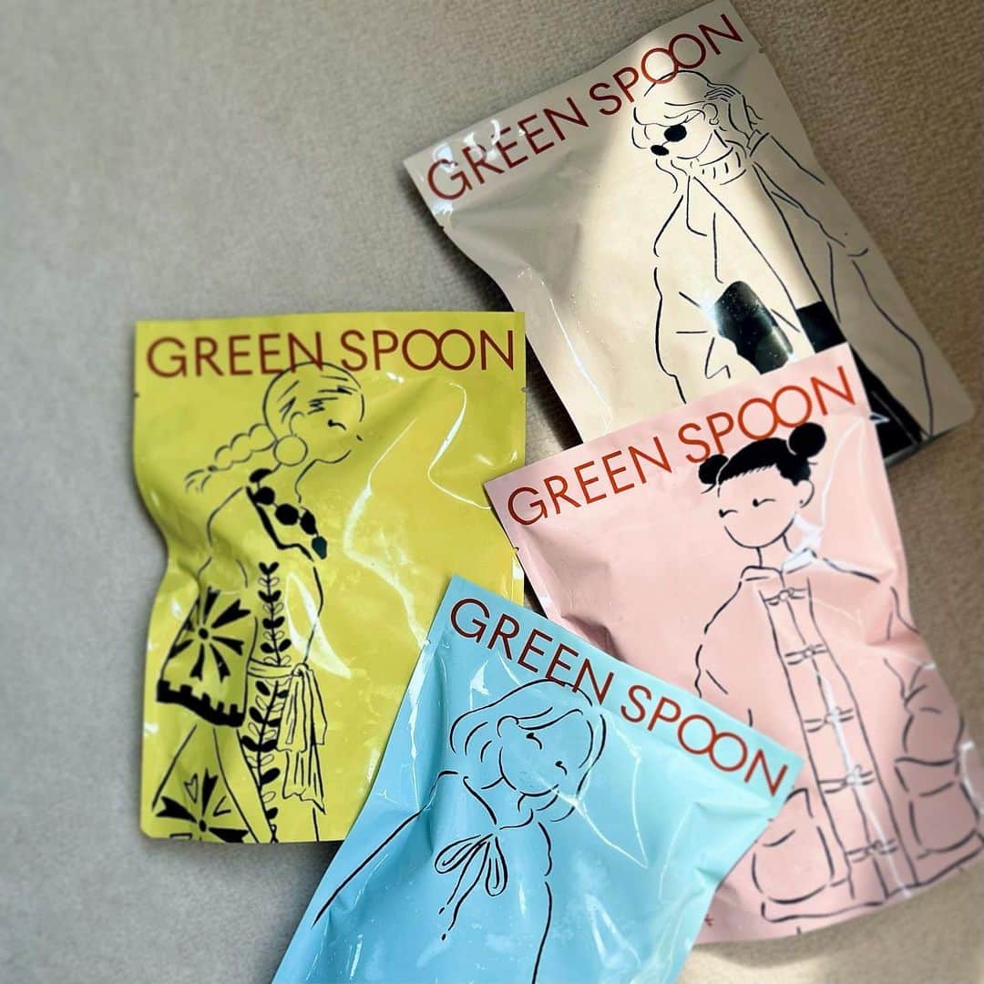 日笠麗奈のインスタグラム：「GREEN SPOONから新たに登場した主菜シリーズ【メインディッシュ】🍽️  レンジ調理の手軽さ＆お野菜たっぷりという魅力はそのまま、ボリューム満点で食べ応えバツグンに！ ワンオペの日のひとりご飯はもちろん、家族の食卓にもう一品…なんて時にも大活躍中。 つまりはほぼ毎日お世話になってます〜ということですね😌  どのメニュー食べても美味しいけど今のところお気に入りはシュクメルリ（写真2枚目）かなぁ、、 相変わらずパケも可愛くてアガる🫶」
