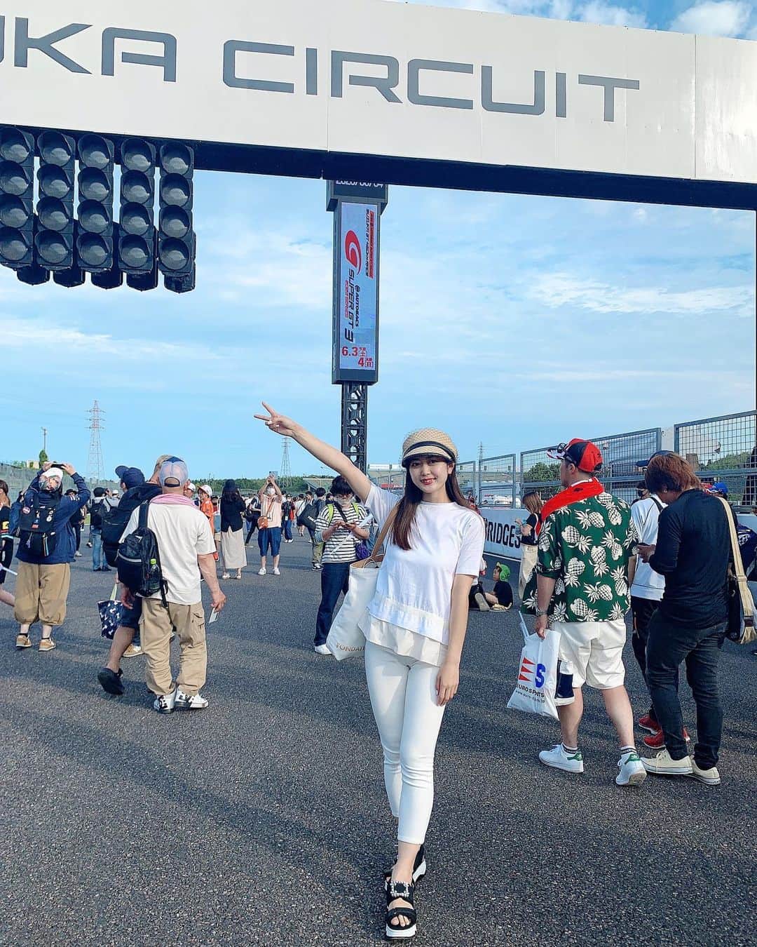 岡本麻佑のインスタグラム：「. 間違いなく！ここが私のアナザースカイ🤣☁️🤍✨  SUPERGT観に行ってきました🚗🏁🌟 レースは大クラッシュが起きて赤旗終了となってしまいましたがドライバーの方々が無事とのことで本当に何よりです🥺 常に危険と隣り合わせの中あの恐ろしいスピードで走って命懸けでコンマ1秒争うなんてほんとにすごいスポーツ😢✨レースを観る度にほんとに人が運転してるのかなって気持ちになる🥹💦  何回観ても安定に毎回シビれるし鳥肌が立つし元気貰えるモータースポーツ最高です😭🙏🏻また近々これますよーに🥰🫶🏻  #鈴鹿サーキット#supergt#スーパーgt#スーパーgt2023#レースクイーン#クルマ好き」