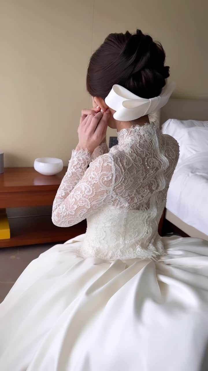 のインスタグラム：「ゆかこさんウェディング3チェンジ♡  💒パレスホテル東京  💄 @mmst86   婚礼ヘアメイク全国出張も可能です。 メニュー料金表はホームページにございます。 お気軽にお問い合わせくださいませ♡ ブライダル→ @blanche_bride  サロン→ @blanche_ginza   #結婚式 #2023冬婚  #アンダーズ花嫁 #プレ花嫁 #パレス花嫁 #東京會舘花嫁  #リッツ花嫁 #外注ヘアメイク  #2023秋婚 #ヴェラウォン #グラハイ花嫁 #ブーケ #ウェディングヘア #シニヨン #ポニーテール #ヘアメイク #ヘアアレンジ #アンダーズ東京  #グリッタードレス  #パレスホテル東京ウエディング #パレスホテル東京 #グランドハイアット東京 #トリートドレッシング #アントニオリーヴァ  #帝国ホテル  #帝国花嫁」
