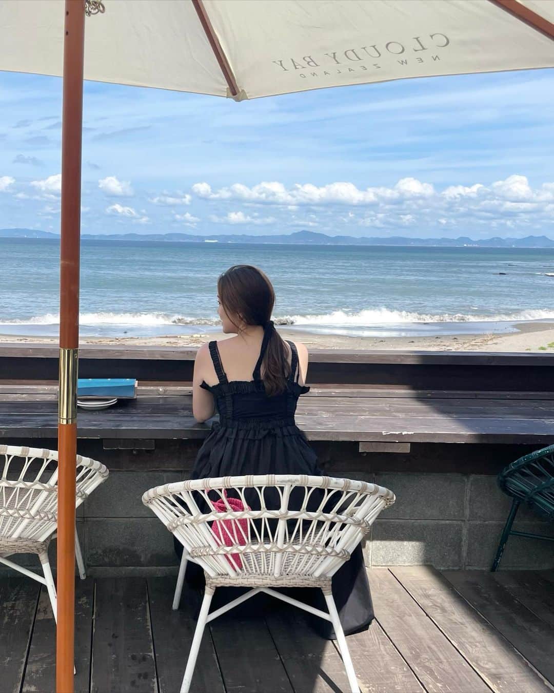 mina hinokuchiのインスタグラム：「. 夏は毎日ワンピース。 なくらい週に4〜５回はついワンピースを選びがち！ 1〜2週に1着ロングワンピを買い足してる気がします☀︎  今年は特にノースリやキャミ型をたくさん新調。  その中でもお気に入りのこの子。 胸周りと肩のギャザーのデザインが可愛い！ 肌見せする分、締まって見えるのと大人っぽく着たくて 私はブラックを購入しました♪  . #Chico #チコ #SALONbyChico #ロングワンピース #夏コーデ #ブラックコーデ #海コーデ #三浦海岸」