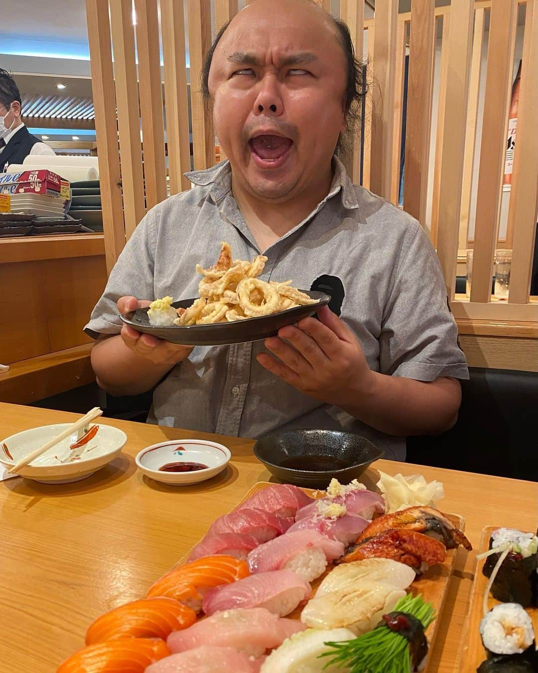 クロちゃんさんのインスタグラム写真 - (クロちゃんInstagram)「菊地夫妻とご飯。  菊地1人だと立ち食い蕎麦テイクアウトで恐竜公園のつもりだったけど、奥さんも一緒なので、お寿司にしたしん！  #クロちゃん　#菊地夫妻」6月5日 21時18分 - kurochandesuwawa