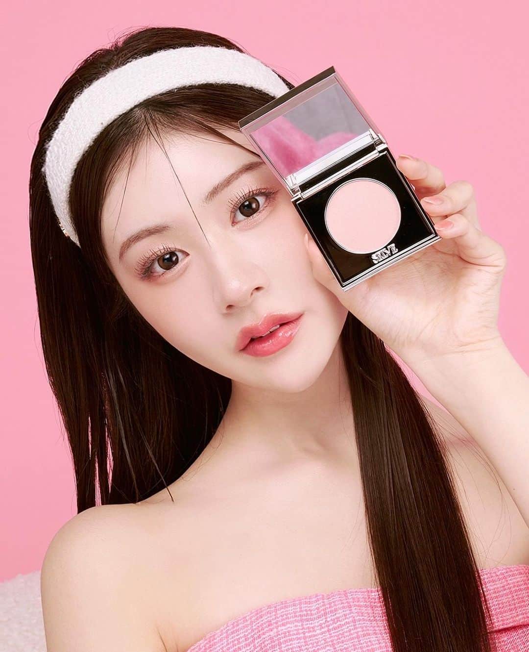 加藤美南のインスタグラム：「ピンクメイクお気に入り🩷 私も普段のメイク最近このアイテムばっかり使ってる、、、チークは透明感抜群、アイシャドウはラメがめっちゃ綺麗で他にない感じとにかくおすすめです💕💕  @selve__official   #selve #cosme #cosmetics #コスメ #ピンクメイク」