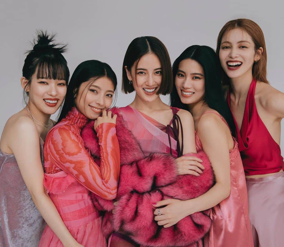 藤井夏恋のインスタグラム：「Happinessを応援してくれているファンの皆様へ  いつも応援ありがとうございます！！  この度、Happinessとしての解散を発表させて頂きました。  この発表に至るまで、自分自身やメンバー同士、そしてLDHでのHappinessとしての在り方、なにより、ファンの皆さんにはどうしたら丁寧に伝えられるのか等、沢山沢山考えてきました。  決して、何かマイナスなことがあってこの決断に至ったわけではなく、Happinessでの活動を糧にこれから先それぞれがもっと大きなことに挑戦し夢を叶えていくためのタイミングが今だったという事だとわたしは思っています。  私たちメンバーの中ではHappinessはずっと存在するしHappinessファンの皆さんが大好きなのも変わりません。 　 気づけば、私が東京に上京して芸能活動をするキッカケになったのも、そこからE-girlsとして活動する事になったのも全てHappinessがあったから。 こうして、アーティストになるという夢を大好きなメンバーと共に叶える事ができて、私はとても幸せでした！！！✨ 沢山の思い出を一生宝物にしたいと思います。  心から感謝の気持ちでいっぱいです。 沢山の愛を本当にありがとうございました！！ そして、引き続き宜しくお願い致します！🔥  Happiness 藤井夏恋」