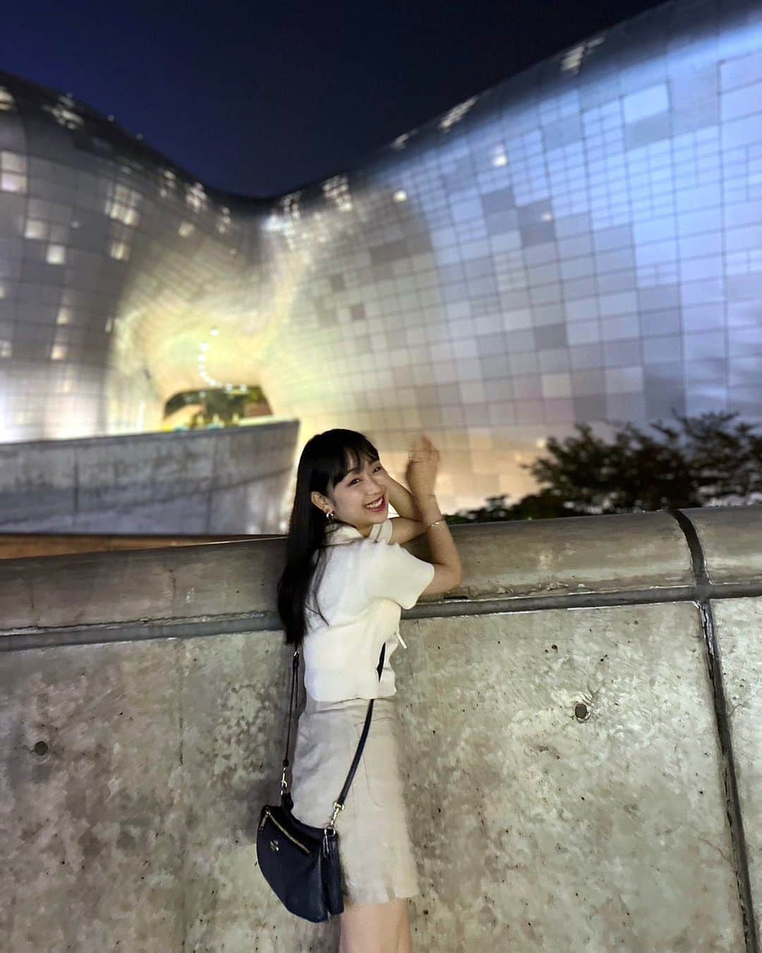 のインスタグラム：「. 宿とるのにおすすめな場所、東大門（동대문）🧚‍♀️✧︎*。  ☑深夜までショッピングモールやっていて ☑広蔵市場（광장시장）まで歩いて行けて ☑深夜までやっているご飯屋さんも意外と多くて ☑私が好きなnyu・nyuとマスクショップが近くて  夜中まで満喫したい方にとってもおすすめఽ✍  あぁもうまた韓国行きたい🇰🇷 6月もよろしくねん🪄🫧  .  #韓国旅行 #韓国 #韓国グルメ #東大門 #弘大 #韓国ファッション #低身長コーデ #低身長 #低身長ファッション #低身長女子 #韓国女子 #韓国女子旅 #広蔵市場 #광장시장　#동대문 #서울」