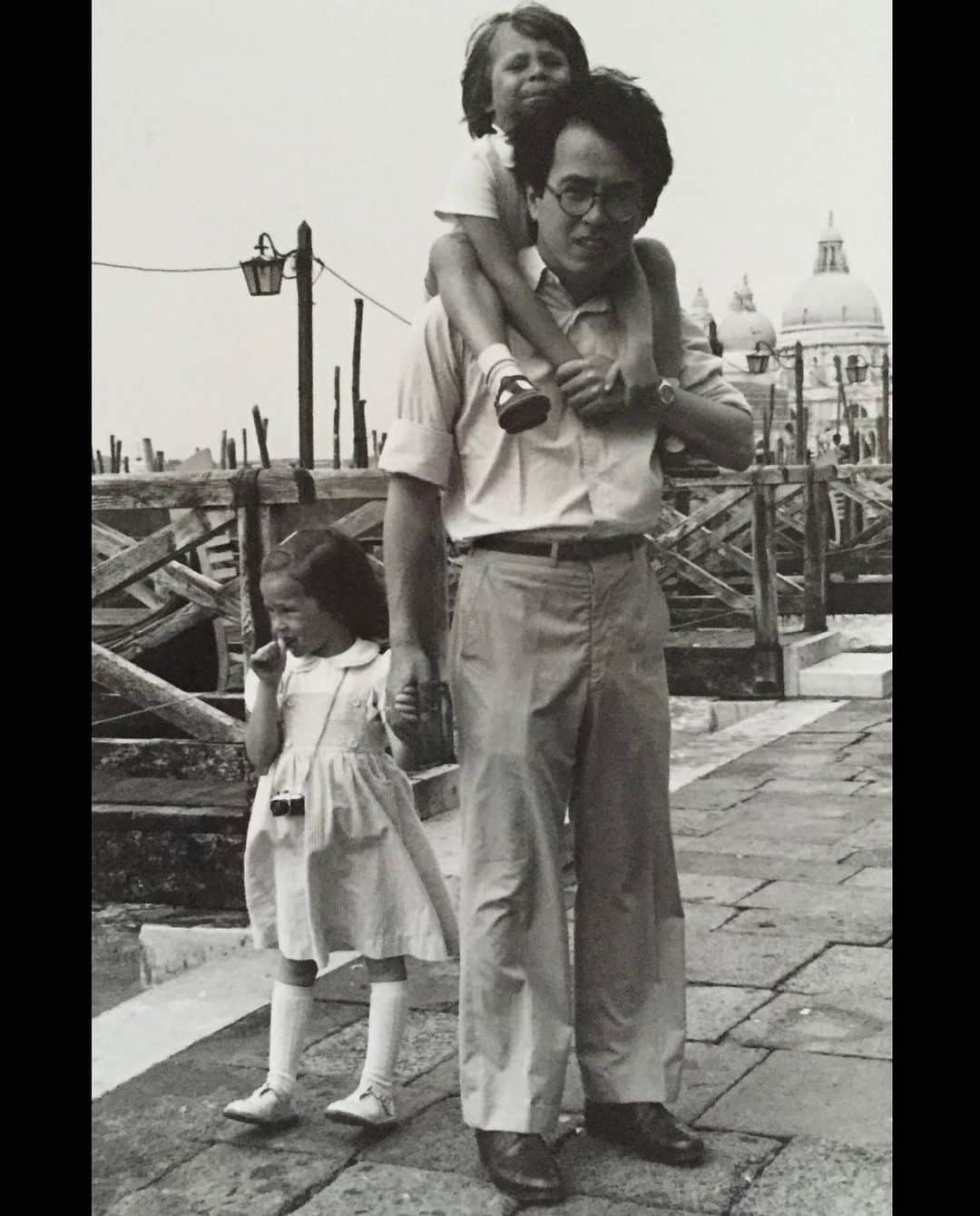 オランピアルタンのインスタグラム：「Happy heavenly birthday dad 🤍 Venice in the 80s with Alexis & me 💕 #missyou」