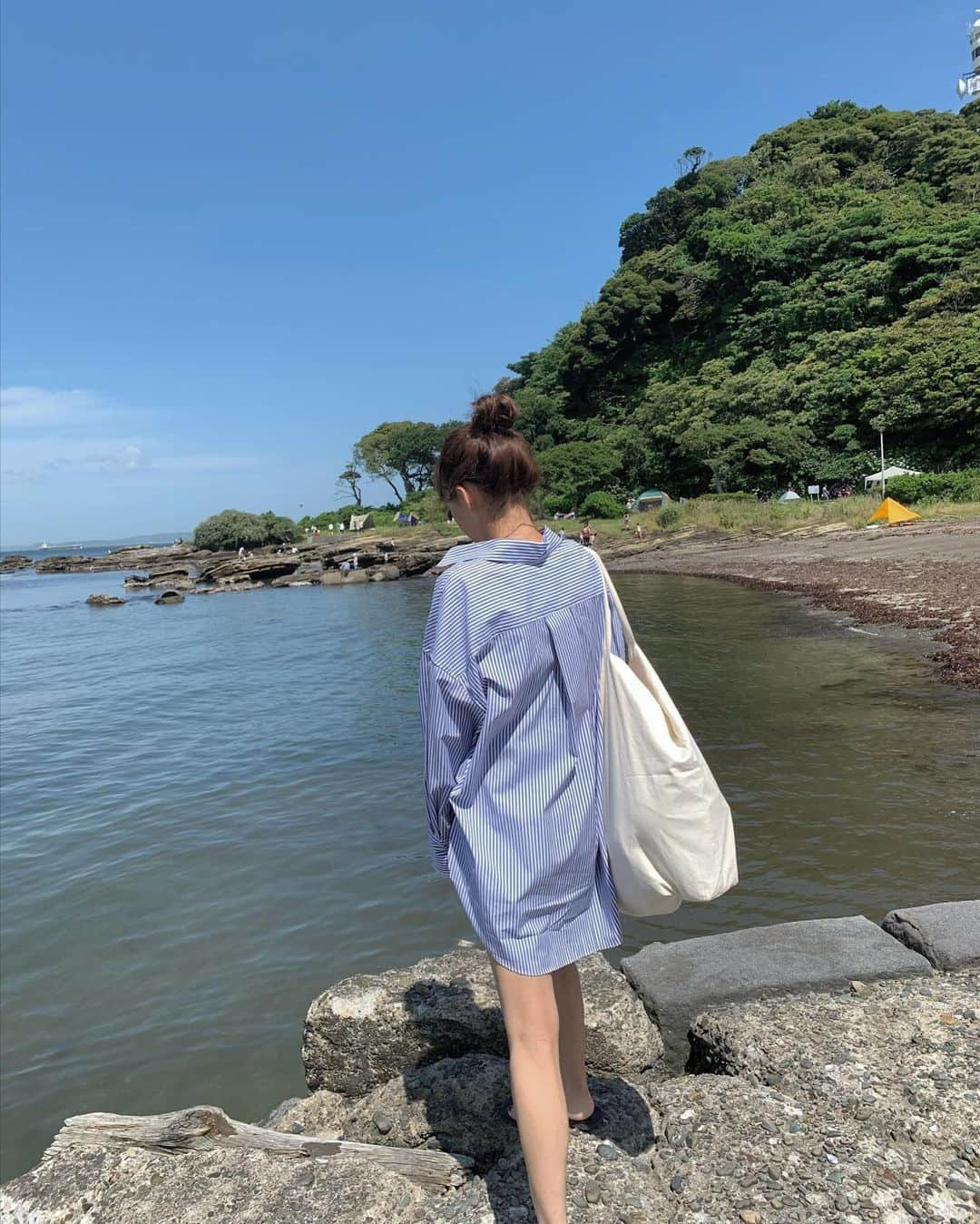 馬渕真由子さんのインスタグラム写真 - (馬渕真由子Instagram)「海に行けることになったので、いそいそと着たかったシャツをおろした日曜日。⛱このゆるっと感が最高にかわいい。◎  一方わたしは少しずつ少しずつ新しいこと動き始めているので早く皆様にご報告したくてうずうず。うずうず。🥹 あーどうか楽しみにお待ちください。🙏」6月5日 21時29分 - mabchi.mayuk