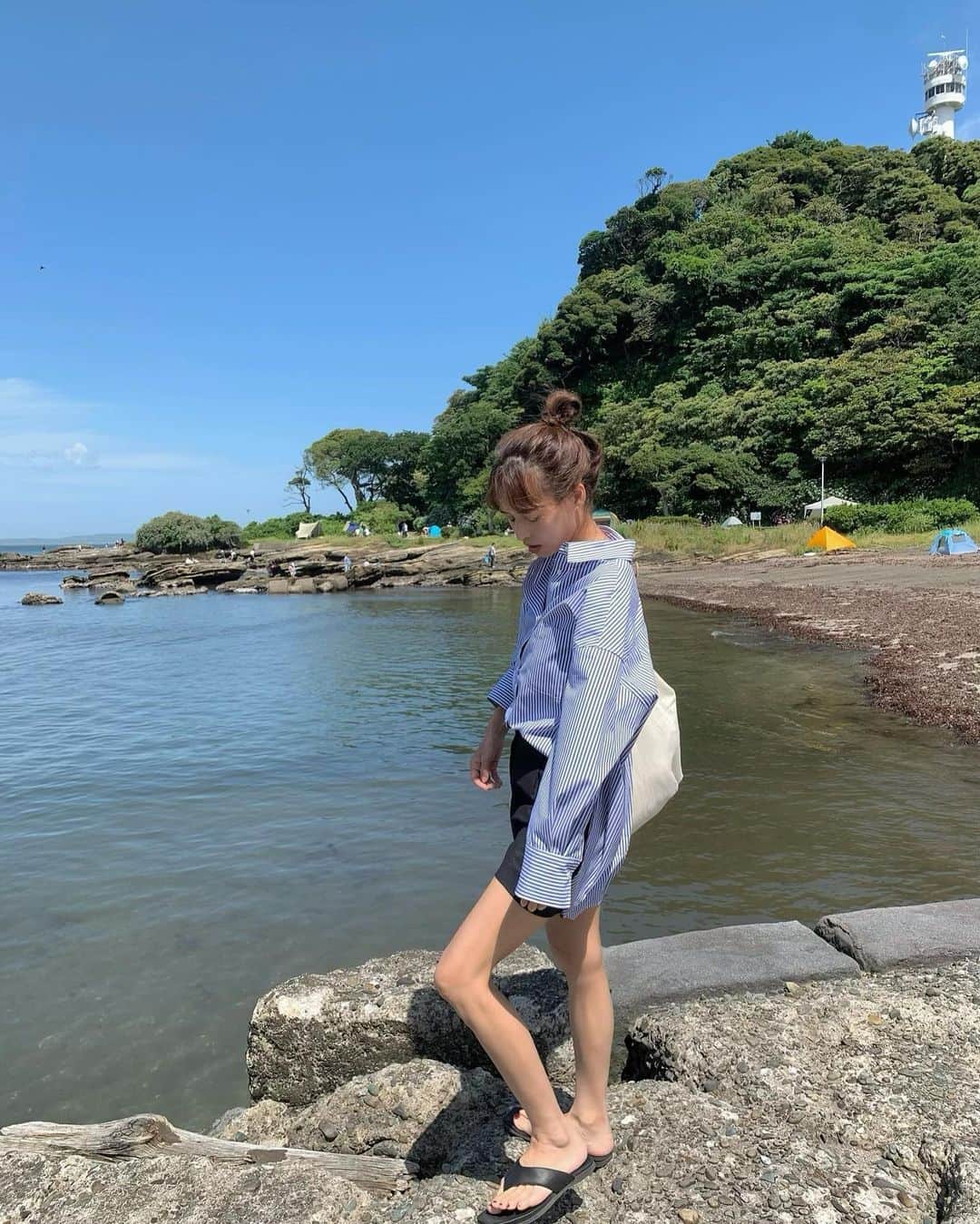 馬渕真由子のインスタグラム：「海に行けることになったので、いそいそと着たかったシャツをおろした日曜日。⛱このゆるっと感が最高にかわいい。◎  一方わたしは少しずつ少しずつ新しいこと動き始めているので早く皆様にご報告したくてうずうず。うずうず。🥹 あーどうか楽しみにお待ちください。🙏」