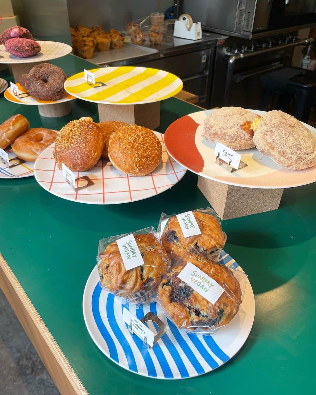 のインスタグラム：「.  いつかの吉祥寺のドーナツ🍩 ⁡ ⁡ ベリー系の食べたんだけどどれも美味しそうだった🥺❤︎ ⁡ ⁡ ⁡ ⁡ ⁡ ⁡ ⁡ ⁡ #sundayvegan #吉祥寺 #吉祥寺カフェ #吉祥寺ドーナツ #サンデービーガンドーナツ #ビーガンスイーツ」