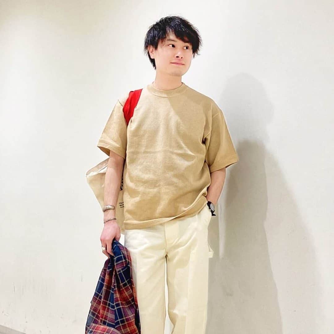 nano·universe Officialさんのインスタグラム写真 - (nano·universe OfficialInstagram)「. 【STAFF's RECOMMEND ITEM】 ━━━━━━━━━━━━━━━━━━━  たくさんのアイテムを見てきたナノ・ユニバースのショップスタッフが、新作アイテムの中からイチオシのアイテムをご紹介。アイテムの“ここがすごい！”ポイントやおすすめのコーディネートをわかりやすく解説します  -For MEN- ▶LB.03/「ＷＡＧＡＭＩ」クルーネックニット Ｔシャツハーフスリーブ ¥6,050 tax in  タカシマヤ ゲートタワーモール店　Hiroki.y @hiroki.y_nano  「このニットは原料に和紙を使っているので、和紙特有のシャリっとした独特で新鮮な着心地を味わえます。さらに、見た目のオシャレさに反した多機能性も見応えアリです！」  -For WOMEN- ▶LB.03 / /Vネックベスト ＋テーパードパンツセット ¥16,940 tax in  タカシマヤ ゲートタワーモール店　近藤 夏佳 @natsu.nano 「ベストとパンツのセットアイテムとなっております。ベストは、ゆったりしたシルエットと長めの丈感で体型カバーに。パンツは、太ももやお尻周りにゆとりがあり、後ろがゴム仕様のため履き心地抜群です！」  ━━━━━━━━━━━━━━━━━━━  ▶画像をタップし、商品情報をチェック！  #NANOuniverse #ナノユニバース #スタッフおすすめ #スタッフレコメンド #新作アイテム #おすすめコーディネート #おススメコーデ #和紙 #夏ニット #サマーニット #WGAMI #ウォッシャブル #サスティナブル #ビッグシルエット #ビッグシルエットコーデ #シンプルコーデ #ベージュニット #白パンツコーデ #休日コーデ #ホワイトコーデ #Vネックベスト #テーパードパンツ #イージーパンツ #キャミワンピ #キャップコーデ #スタッフコーデ #アパレススタッフコーデ #夏コーデ #大人カジュアル」6月5日 21時32分 - nanouniverse_official