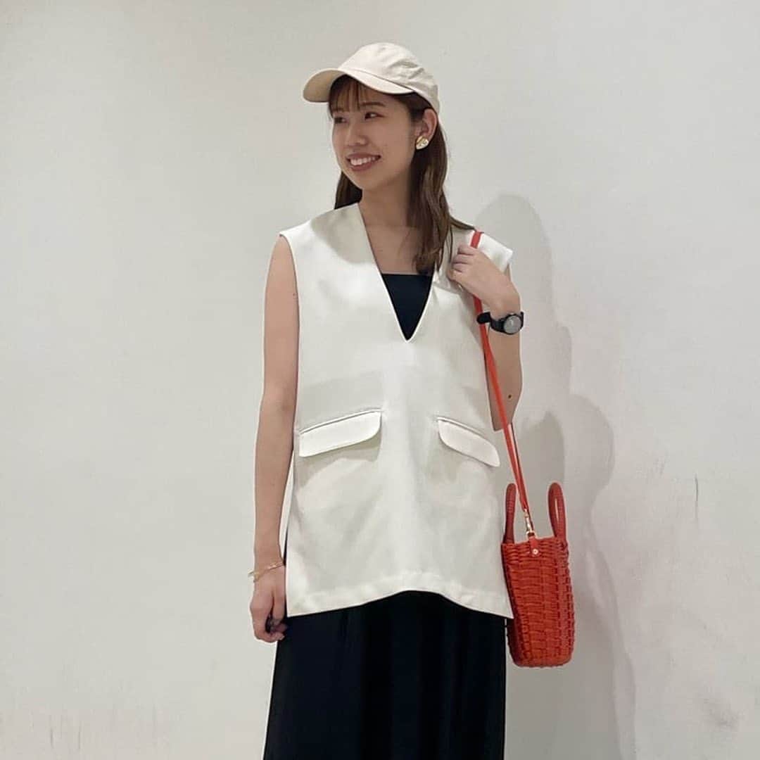 nano·universe Officialさんのインスタグラム写真 - (nano·universe OfficialInstagram)「. 【STAFF's RECOMMEND ITEM】 ━━━━━━━━━━━━━━━━━━━  たくさんのアイテムを見てきたナノ・ユニバースのショップスタッフが、新作アイテムの中からイチオシのアイテムをご紹介。アイテムの“ここがすごい！”ポイントやおすすめのコーディネートをわかりやすく解説します  -For MEN- ▶LB.03/「ＷＡＧＡＭＩ」クルーネックニット Ｔシャツハーフスリーブ ¥6,050 tax in  タカシマヤ ゲートタワーモール店　Hiroki.y @hiroki.y_nano  「このニットは原料に和紙を使っているので、和紙特有のシャリっとした独特で新鮮な着心地を味わえます。さらに、見た目のオシャレさに反した多機能性も見応えアリです！」  -For WOMEN- ▶LB.03 / /Vネックベスト ＋テーパードパンツセット ¥16,940 tax in  タカシマヤ ゲートタワーモール店　近藤 夏佳 @natsu.nano 「ベストとパンツのセットアイテムとなっております。ベストは、ゆったりしたシルエットと長めの丈感で体型カバーに。パンツは、太ももやお尻周りにゆとりがあり、後ろがゴム仕様のため履き心地抜群です！」  ━━━━━━━━━━━━━━━━━━━  ▶画像をタップし、商品情報をチェック！  #NANOuniverse #ナノユニバース #スタッフおすすめ #スタッフレコメンド #新作アイテム #おすすめコーディネート #おススメコーデ #和紙 #夏ニット #サマーニット #WGAMI #ウォッシャブル #サスティナブル #ビッグシルエット #ビッグシルエットコーデ #シンプルコーデ #ベージュニット #白パンツコーデ #休日コーデ #ホワイトコーデ #Vネックベスト #テーパードパンツ #イージーパンツ #キャミワンピ #キャップコーデ #スタッフコーデ #アパレススタッフコーデ #夏コーデ #大人カジュアル」6月5日 21時32分 - nanouniverse_official