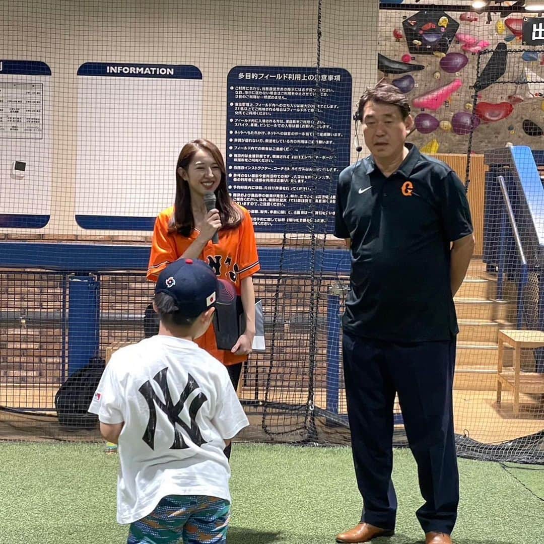阿部智帆のインスタグラム：「🧡 昨日の スポドリ‼︎レジェンズ野球教室は ヤクルト・ジャイアンツ・タイガースで 4番を務めたスラッガー✨ 広澤克実さんにお越しいただきました😊  現役時代を見ていた、 お父さんお母さんの目はキラキラ🥹✨ お子さん達は、広澤さんの優しさに触れてすぐにリラックス💓 楽しそうに練習していました😌  そして偶然にも ヴィーナス同期の美花ファミリーも参加🥰 久しぶりに会えて、 幸せいっぱいな時間でした🫶  #giants」