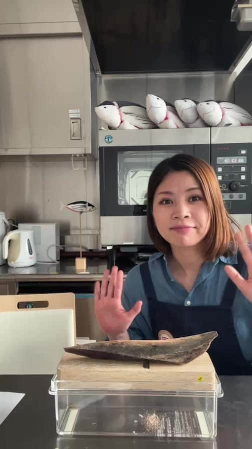 にんべん　おだしでキレイ習慣のインスタグラム：「本日のインスタLiveアーカイブです🐟✨ 「鰹節の削り方」とかつぶしめしのご紹介をしました🐟🍚✨  初の試みでしたが想像よりたくさんの方が参加してくれました🙌✨  素敵な質問がたくさんでたLiveでした🐟🎤ぜひ、アーカイブをみていただけると嬉しいです🐟💞  今回の感想や、次回のテーマについてアイデアをいただけると励みになります💪✨  ありがとうございました🙇‍♀️🐟🙇‍♀️  #にんべんだしアンバサダー #にんべん #鰹節チャレンジ #かつお節チャレンジ #鰹節 #鰹節の削り方 #かつお節の削り方 #和食 #インスタライブ #かつお節 #料理教室 #オンライン教室 #飯テロ #ランチ #だしのある生活」