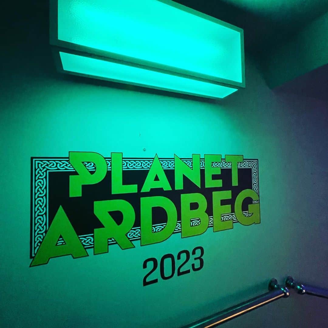 DJ AIKO 62のインスタグラム：「PLANET ARDBEG DAY2023 2023.6.1-6.3 原宿八角館  お誘いいただいて、アイラモルト「アードベッグ」のイベントに参加してきました。  2012年から年に一度、世界同時開催されているというアードベッグ・デー。今年のテーマは「プラネット　アードベッグ・デー」、コミックやアニメ、映画などのあらゆるサブカルチャーの世界を演出。「コミック」のドレスコードも設定されていました。  アイラモルトも初めて飲みましたが、「世界一ピーティーでスモーキーな風味」とあるように、一口めの衝撃ったら！でも、5年ものと10年ものを飲み比べてみたり、カクテルやハイボールでの変化も楽しめました。  #ardbeg #ardbegwhisky  #ardbegday #planetardbegday2023  #アードベッグ #原宿八角館  #アイラモルト #過去pic」