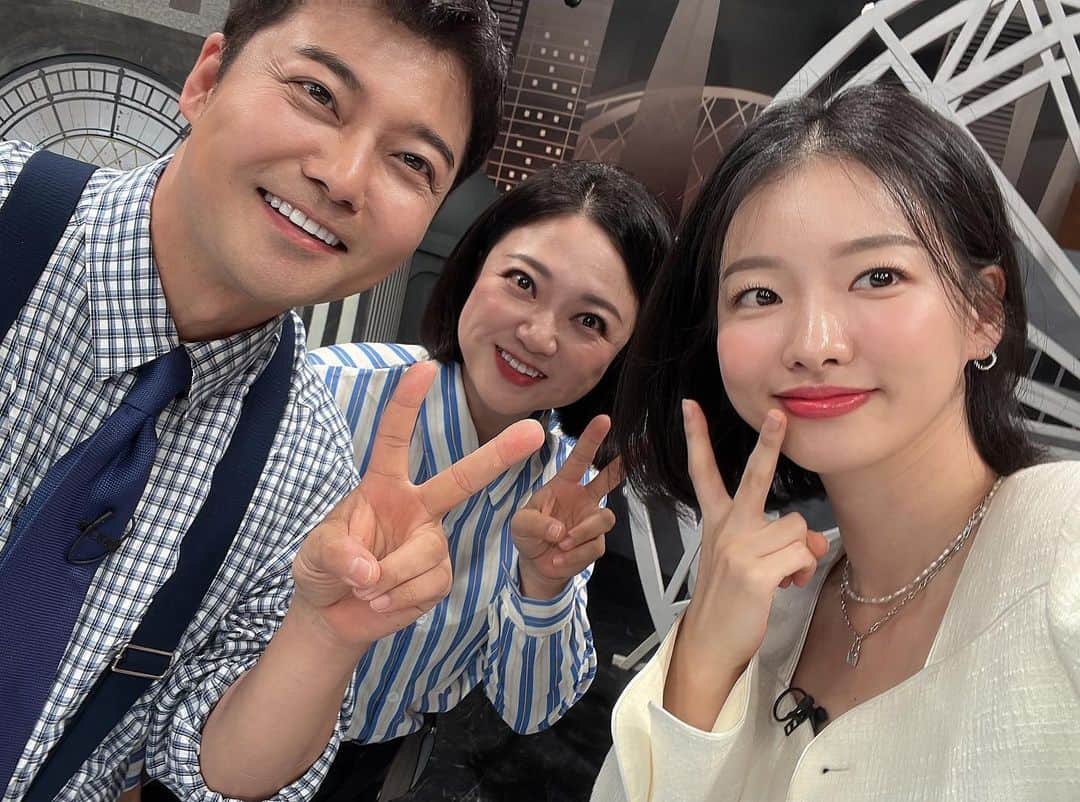 イ・シアのインスタグラム：「오늘 8시50분에  Jtbc 톡파원 25시 하는 날이네요! ㅎㅎ」
