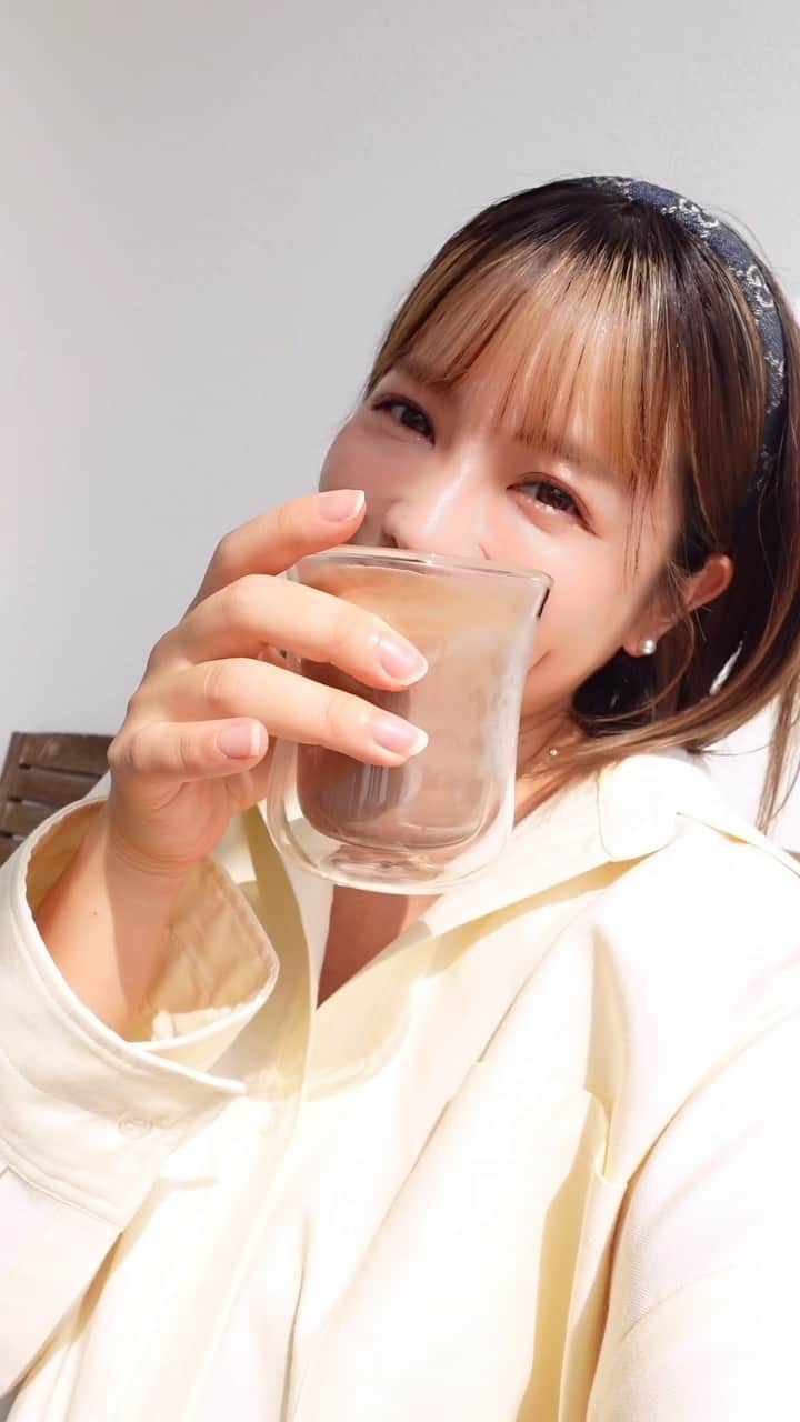 のインスタグラム：「バタバタな毎日ですが美活は諦めたくなくて🧚🏻‍♀️ なんならそんな時こそ美容に燃える派🔥❤️笑   手軽に良質なたんぱく質を摂取したくて、口コミ高かった乳酸菌入りプロテインに飲み始めてみた👍🏻 食事やおやつの代わりとしてもしっかり満足感を得られるよ😳   【ボタニカルライフプロテイン】は、グルテン、甘味料、着色料、香料、酸化防止剤、増粘剤がフリー🙆‍♀️✨ 女性の複合的な悩みにアプローチするため、19種のスーパーフードや35素材の有機植物発酵エキスを配合したソイプロテインなんです🥤✨     楽天スーパーセール実施中で最大35％オフで買えるよっ🥤🧡 キャンペーン期間：5/30(火) 10:00〜6/22(木) 9:59 ※通常単品購入価格3,450円（税込） ※割引率は適用条件により変動します。 @dr.s_natural_recipe   #ボタニカルライフプロテイン　#ドクターズナチュラルレシピ　#ボタプロアレンジ　#アンファー」