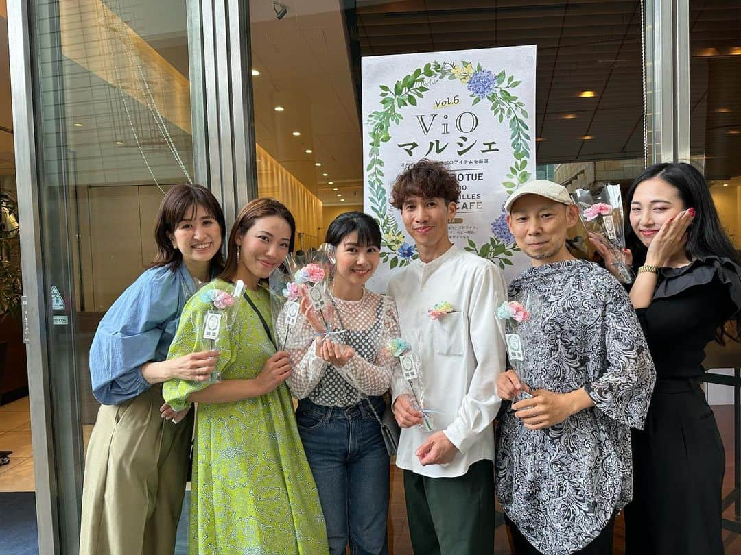 中山真見さんのインスタグラム写真 - (中山真見Instagram)「お花🌸に囲まれたマルシェでした❤️ ・ @flower.bombing  #フラワーボミング　 さまとのコラボ企画！ お買い上げいただいたお客様に一輪のお花をプレゼント🎁 ・ 一番最後に、 「おつかれさまでした」 と私にも一輪のお花を下さいました。 一日の疲れが吹っ飛ぶような、 嬉しい瞬間だった🥹 ・ ・ @moani.special_life  #サスティナブルフラワー協会　 さまは今回も素敵な装飾をしてくださいました。 季節的にテーマが紫陽花だったので、 たくさんの紫陽花を並べてくださりとても華やかになりました。 ・ ・ お花の力ってすごい！ 素敵な空間にしてくださりありがとうございました❤️ ・ ・ @vio_organic  #vioマルシェ #ヴィオ #オーガニックマルシェ #オーガニック #無添加  #ナチュラルライフ #無添加好き #オーガニック好きな人と繋がりたい #additivefree #organic #子育て #マタニティライフ #六本木ヒルズ #roppongihills #親子イベント #子連れイベント　#育児　#ママ　#子育て　#有機農業　#有機栽培　#sdgs」6月5日 12時49分 - nakayamamami