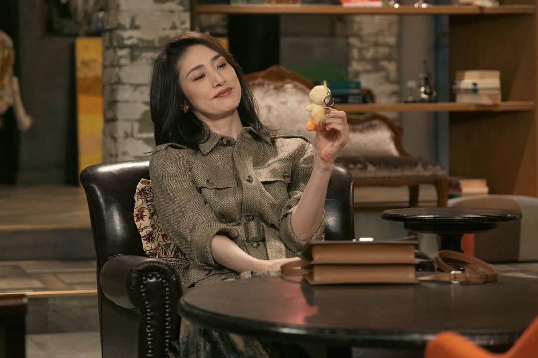 合理的にあり得ない〜探偵・上水流涼子の解明〜さんのインスタグラム写真 - (合理的にあり得ない〜探偵・上水流涼子の解明〜Instagram)「. ／ 今夜10時から第8話が放送🕵️ 天海さんからメッセージが届きました！ ＼  皆様ー！ 1週間のお待たせ！ 【合理的にあり得ない】の月曜日がやって来ましたよ。  皆様、お元気？ 私は元気なのよ〜。  さて今夜は… 涼子さんの高校時代の後輩が出てくるよー。 高校生の涼子さんも！  仕方ないなぁ… 高校生の涼子さん、私がやっても良いよ？と言ったらスタッフ総出で止められましたよ。 ちっ。  今日もお仕事頑張って、早めにご帰宅ください！ 22時に、【合理的にあり得ない】で、 お会いしましょう！  天海祐希  #天海祐希 #合理的にあり得ない  #RalphLauren #JOAQUINBERAO」6月5日 12時45分 - arienai_g