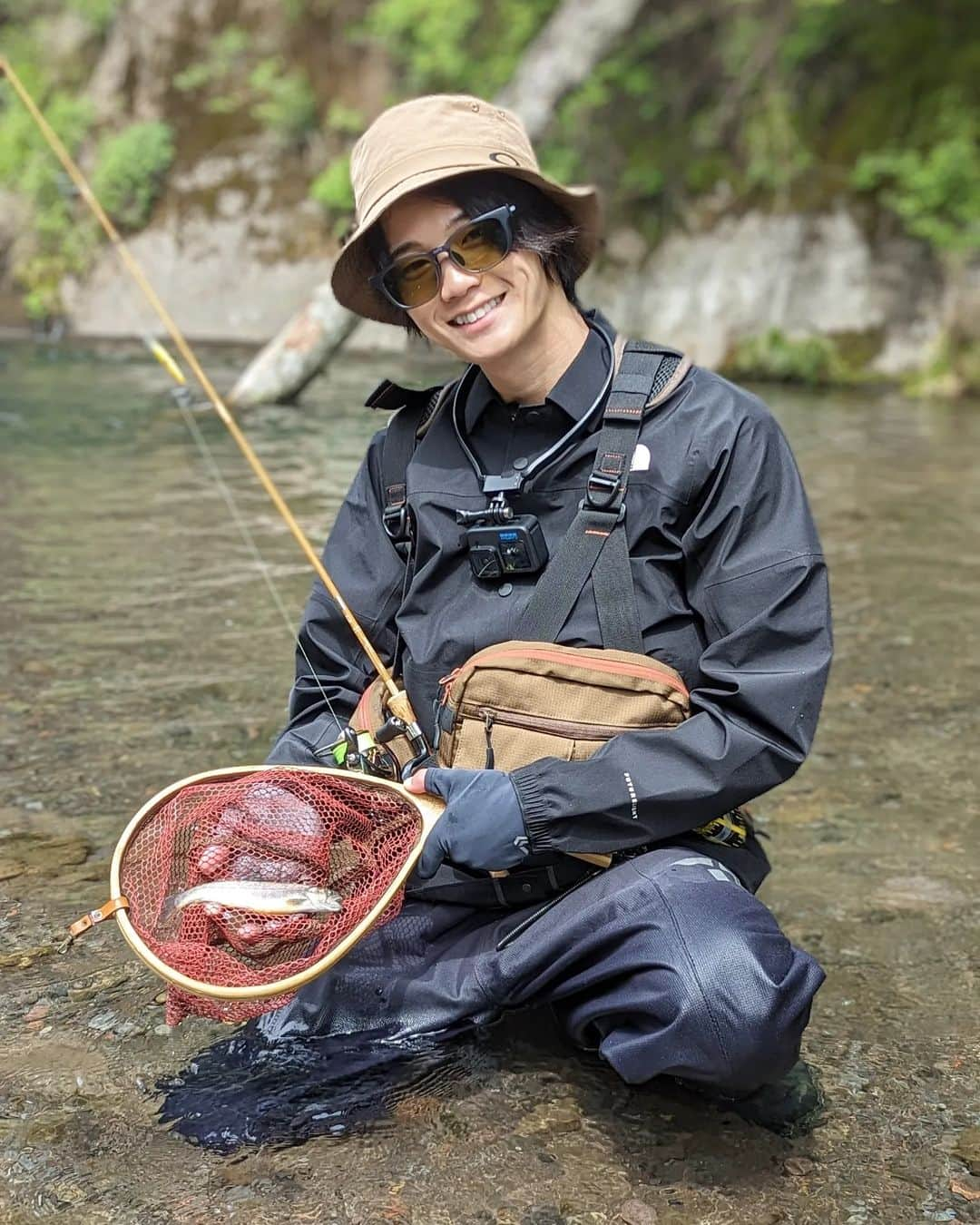 外山将平さんのインスタグラム写真 - (外山将平Instagram)「一魚一会。　　　　　　　　　　　　　　　　 ありがとう！　　　　　　　　　　　　　　　　　 　　　　　　　　　　　　　　　　　　　　　　 少しレンジを入れトゥイッチの間隔を少し長め、食わせの間を意識した瞬間に高反応でした🐟　　　　　　　　　　　　　　　　 　　　　　　　　　　　　　　　　　　　　　　　 　　　　　　　　　　　　　　　　　　　  【TACKLEDATA】 ROD：DAIWA PURELIST 53UL・W REEL：21CALDIA FC LT2000S-H LINE：Super FireLine 0.5号(Berkley) LEADER：プレミアムマックス ショックリーダー2号 9.5lb(クレハ) 　　　　　　　　　　　　　　　　　　　　　　　 　　　　　　　　　　　　　　　　　　　　　　　　　 #BlueBlue  #アングラーズマイスター　　　　　　　　　　　　　　　　　　　　　　　　　　　　　　　 #TOKYO　　　　　　　　　　　　　　　　　　 #渓流 #渓流ルアーフィッシング #トラウトフィッシング #THENORTHFACE　　　　　　　　　　　　　　　　　　　　　　　　　 #SMITH #OAKLEY #DAIWA #钓鱼 #每日穿搭　　　　 　　　　　　　　　　　　　　　　　　　 　　　　　　　　　　　　　　　　　　　　　　　　　 　　　　　　　　　　　　　　　　　　　　　  ◆釣りにかかわらず､出たゴミは持ち帰りましょう！ 一人一人の意識で自然は守れます。 釣り場､自然を大切に🐟　　　　　　　　　　　　　　　　  ◆キャスト時は必ず後方確認をして ルアーや針が歩行者､同行者に当たらないようにしましょう。　　　　 　　　　　　　　　　　　　　　　　　　　　　　　　　　　　　 ◆釣り際はライフジャケット着用をお願い致します。　　　　　　　 命を守りましょう！　　　　　　　　　　　　 　　　　　　　　　　　　　　　　　　　　　 ◆YouTube⇩(始めました！チャンネル登録お願いします😊) https://youtube.com/channel/UC07x3DbJCNv_gAFvAjaWQMQ　　　　　　　 　　　　　　　　　　　　　　　　　　　　　  ◆アングラーズ↓🎣 将平(syohei) https://anglers.jp/users/530231 こちらもチェックお願い致します！　　　　　　　  ◆Twitter↓ https://mobile.twitter.com/syohei_1108 こちらもフォロー宜しくお願い致します！　　　　　 　　　　　　　　　　　　　　　　　　　　　　　　　　　　　　　　　　　　　　　　　　　　　　　 　　　　　 　　　　　　　　　　　　　　　　　　　　 　　　　　　　　　　　　　　　　　　　　　　　　　　　　 #今日の外山 #俳優 #外山将平  #釣り好きな人と繋がりたい #釣りスタグラム #シーバス #東京湾奥  #釣りの成長記録 #釣りで人生を豊かに  #fishing #lurefishing #lure #catchandrelease #fish #fishinglife #bigfish #angling #instafish」6月5日 12時46分 - syohei_toyama