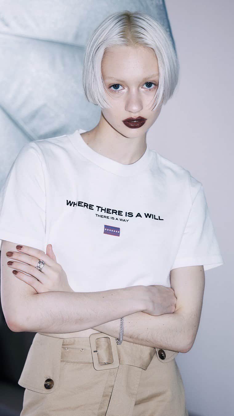 ENVYMのインスタグラム：「【𝙍𝙀𝘾𝙊𝙈𝙀𝙉𝘿𝙞𝙩𝙚𝙢】 ⁡ ⁡  ◾︎レタリングプリントショートT color / WHITE,BLACK,ORANGE ⁡ ⁡ フロントにシンプルなロゴプリントを入れたショートTシャツ。 ⁡ ヘビーウエイト系の生地を使用し、 ハリ感があるのでシルエットがとても綺麗なTシャツで高見えします。 ⁡ 主張し過ぎないプリントデザインなので様々なボトムスと相性が良く、 スタイリング問わず合わせやすいです。 ⁡ ——————————— ⁡ ⁡ #envym #2023ss #summer」