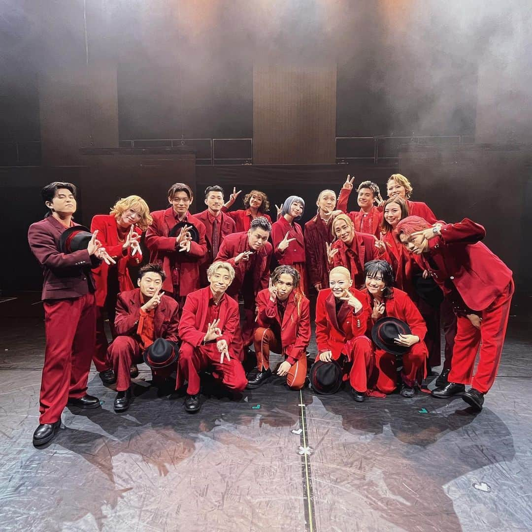 輝生かなでさんのインスタグラム写真 - (輝生かなでInstagram)「GANMI×宝塚OG dancelive  『2STEP』無事に大千穐楽を終えることができました！！  充たされた大きな安堵感と同時にちょっぴり寂しさがあります。  かけ離れた両者だけどそこにはリスペクトがあって､お互いの得意とするジャンルに挑戦して共に練習していく中でやっと1つになれました。受け入れて歩み寄ることの難しさも､ガチっとはまった時に心高ぶる感覚も想像以上でした🌪  そして､それをお客さまが見届けるではなく"一緒に楽しむ"だったからこそこれだけ大きな一体感が生まれたんだなぁって感じます。  Sota君の『ダンスはダンサーのものじゃない』ってこう言うことなんだなって､彼の大きなビジョンの一部を体感できました！凄い素敵な言葉🍃  改めて､足を運んでくださったお客さま､熱いご声援ありがとうございました！ 今回の為だけに集結した宝塚OG､そしてわたるさん。GANMIの皆さん１ヶ月ありがとうございました✨✨   #2step_2023  #ganmi  #宝塚OG  #dancelive  #輝生かなで   ━━━━━━━━━━━━━━━ 【今後の出演情報】 🌹東京二期会オペラ劇場『椿姫』 〔東京公演〕2023年7月13日~17日   東京文化会館 大ホール 〔滋賀公演〕2023年7月22日 　びわ湖ホール 大ホール 〔富山公演〕2024年1月8日 　オーバード・ホール 〔鳥取公演〕2024年1月14日 　とりぎん文化会館 梨花ホール  🌹『天使にラブ･ソングを~シスター･アクト~』 〔東京公演〕2023年11月5日~29日   東急シアターオーブ 〔大阪公演〕2023年12月6日~10日   梅田芸術劇場 メインホール 〔静岡公演〕2023年12月23日~24日   静岡市清水文化会館 マリナート」6月5日 12時54分 - kio_kanade