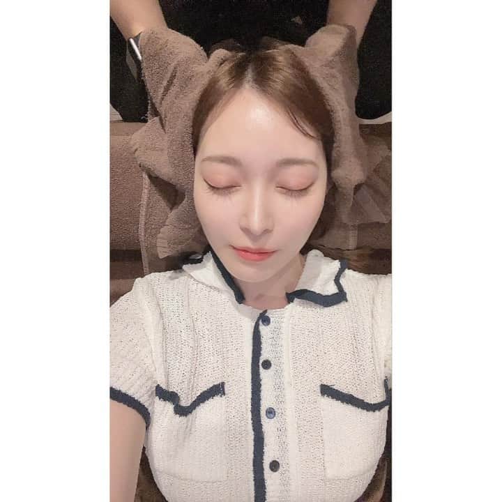 田中良子のインスタグラム：「小顔矯正と頭蓋骨矯正してきました💆‍♀️ ストレートネックで肩こりがすごいので、 首の筋膜リリースまでしてもらったんですが、 これがめちゃ気持ちよかった！ 首の前の部分を、筋膜リリース用の棒？(写真3枚目)でゴリゴリゴリ〜。 かなりほぐれました🥹  だいぶ頭も硬かったみたいで、もみほぐされて スッキリ🥹👏  ビフォーアフターも載せときます✨  フォロワーさん限定で ¥12,000円→¥3,980円(初回体験)です💆‍♀️✨」