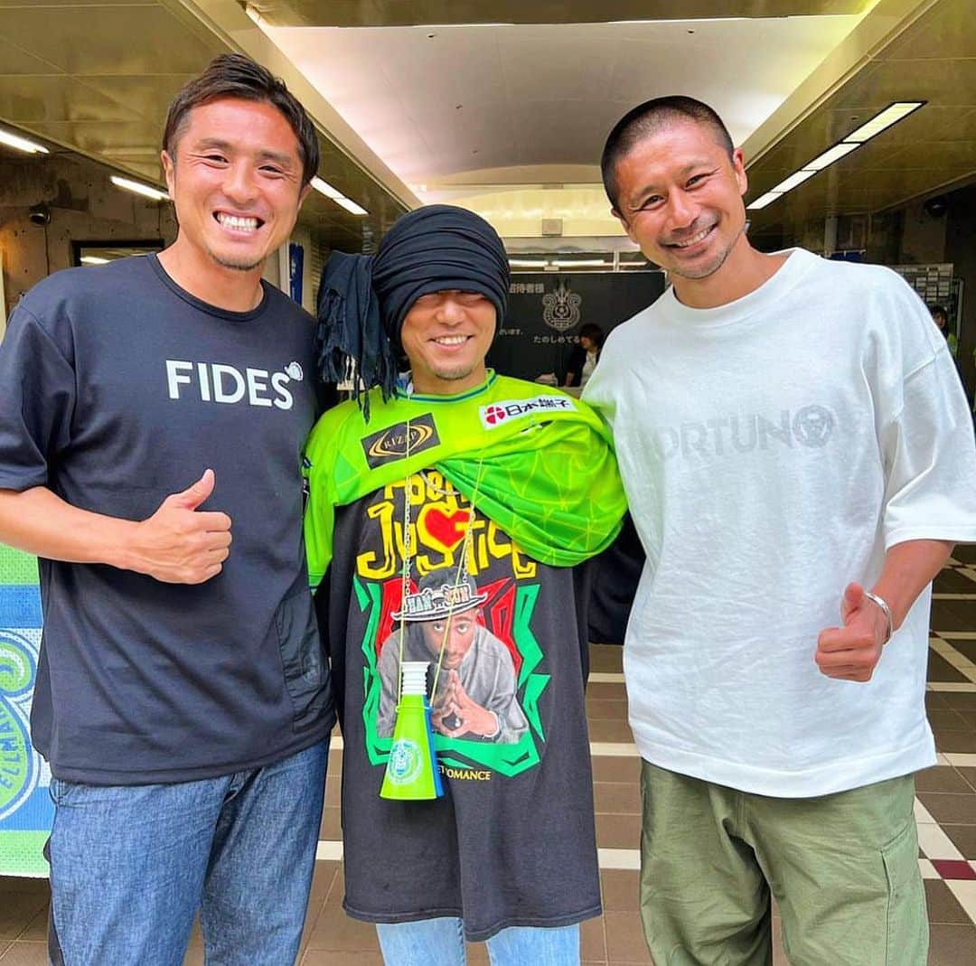 HAN-KUNのインスタグラム：「サッカー最高💚⚽️💙  サッカーのおかげで 繋がった仲間達  サッカー選手は ずっと憧れ  こういう時間が 有り難くて仕方ない🙏🏼  いつもありがとう！！  @nasudaisuke_official  @keisuke_tsuboi0916  @shonan_bellmare」