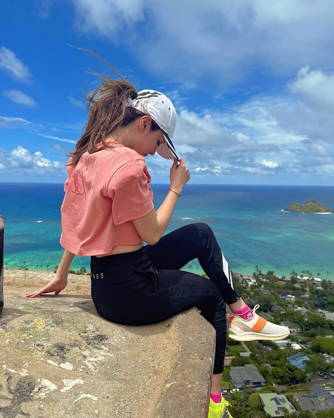 向日葵レイラのインスタグラム：「. お姉とピルボックス登ってきた💖 炎天下の中過酷やしサウナか思たけど ちゃんと山頂まで行ったよ- ̗̀‎𖤐 . お姉となら楽しいから 何処でも登れる気がするw . #ピルボックス #登山 #ハイキング #Hawaii #山登り」