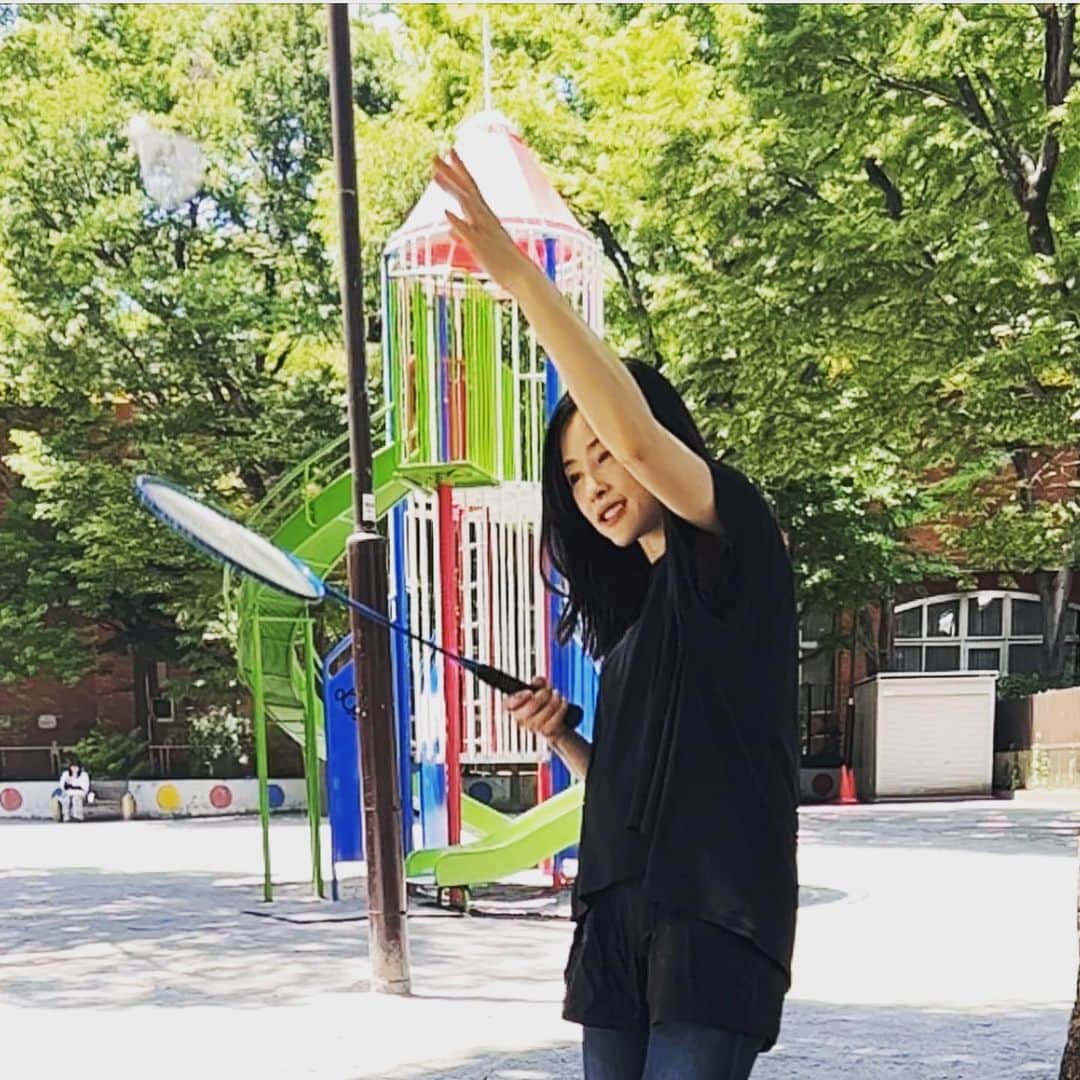 中岡由佳さんのインスタグラム写真 - (中岡由佳Instagram)「❇︎ バドミントン🏸バド部の私がMinaの練習相手。と言いつつ楽しんでた👩🏻アイスを食べてクールダウン🍨 #badminton #gelateria」6月5日 13時15分 - yuka_nakaoka