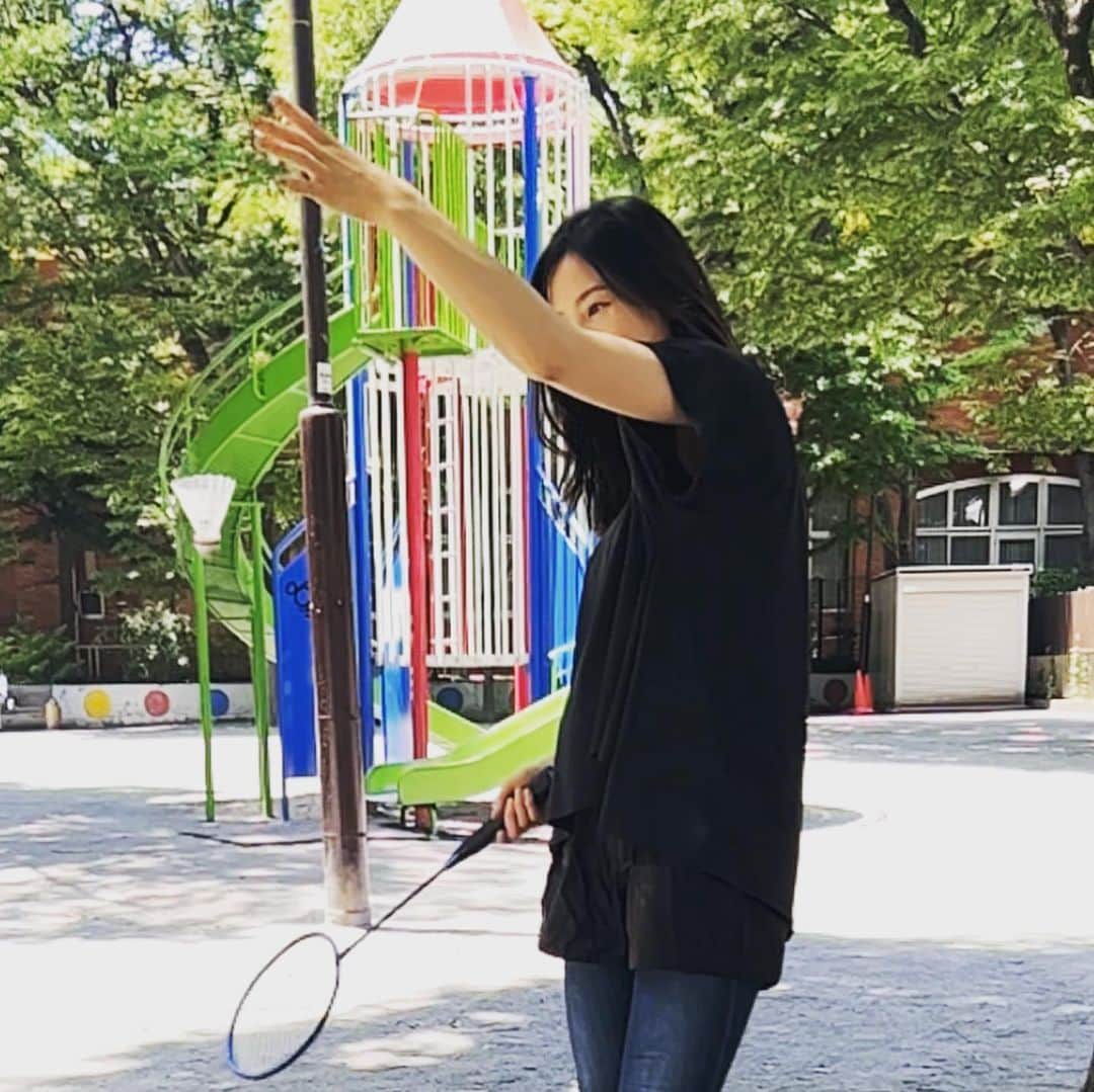 中岡由佳さんのインスタグラム写真 - (中岡由佳Instagram)「❇︎ バドミントン🏸バド部の私がMinaの練習相手。と言いつつ楽しんでた👩🏻アイスを食べてクールダウン🍨 #badminton #gelateria」6月5日 13時15分 - yuka_nakaoka