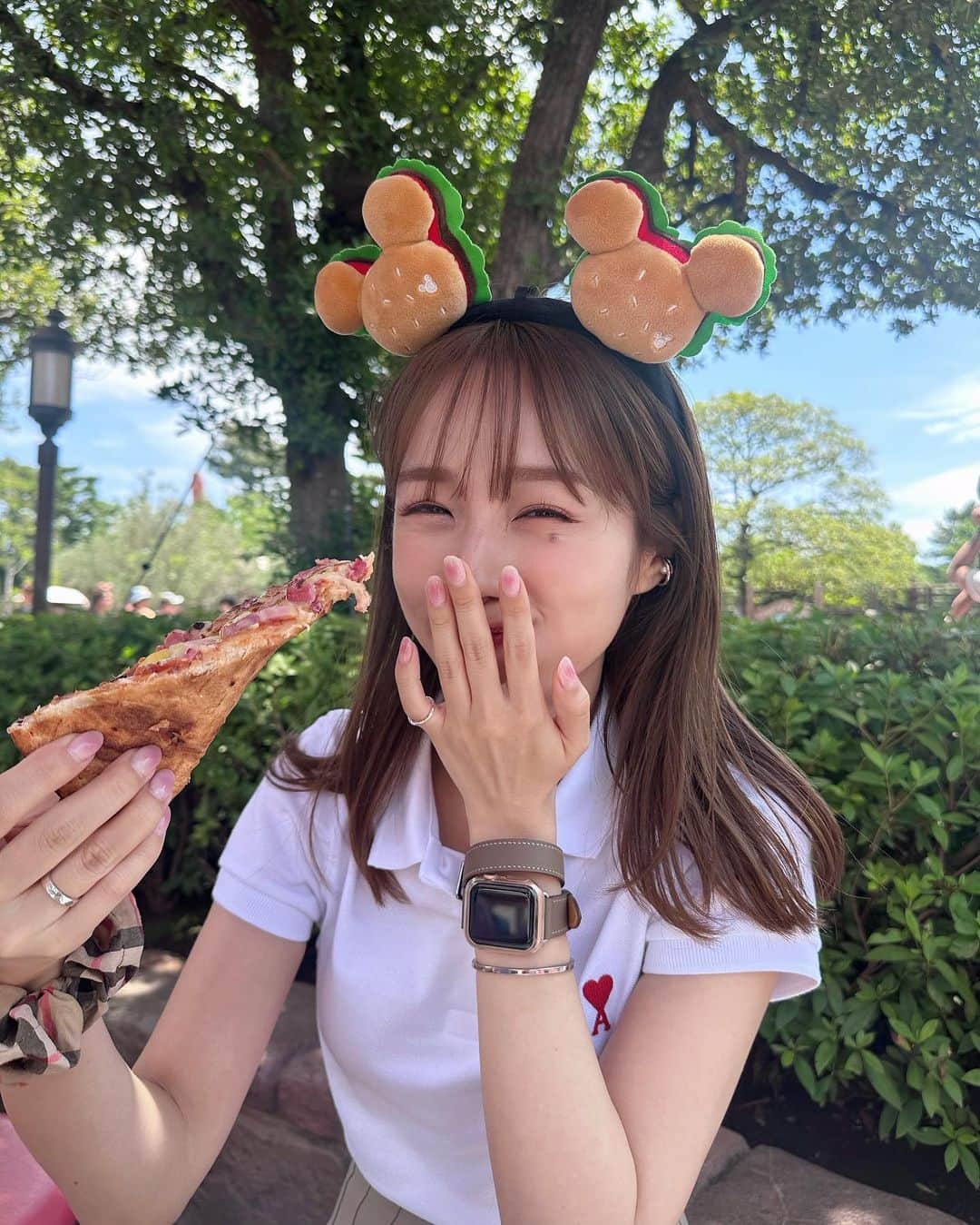 前田希美（まえのん）さんのインスタグラム写真 - (前田希美（まえのん）Instagram)「ディズニーランドで一番好きな食べ物、  パイナップルとベーコンのピザ🍕  昨日も3枚食べちゃった…🤫  このカチューシャ付けてる人少なくて、  全然被らなかった‪‪からおすすめです🍔！！」6月5日 13時09分 - maeda_nozomi