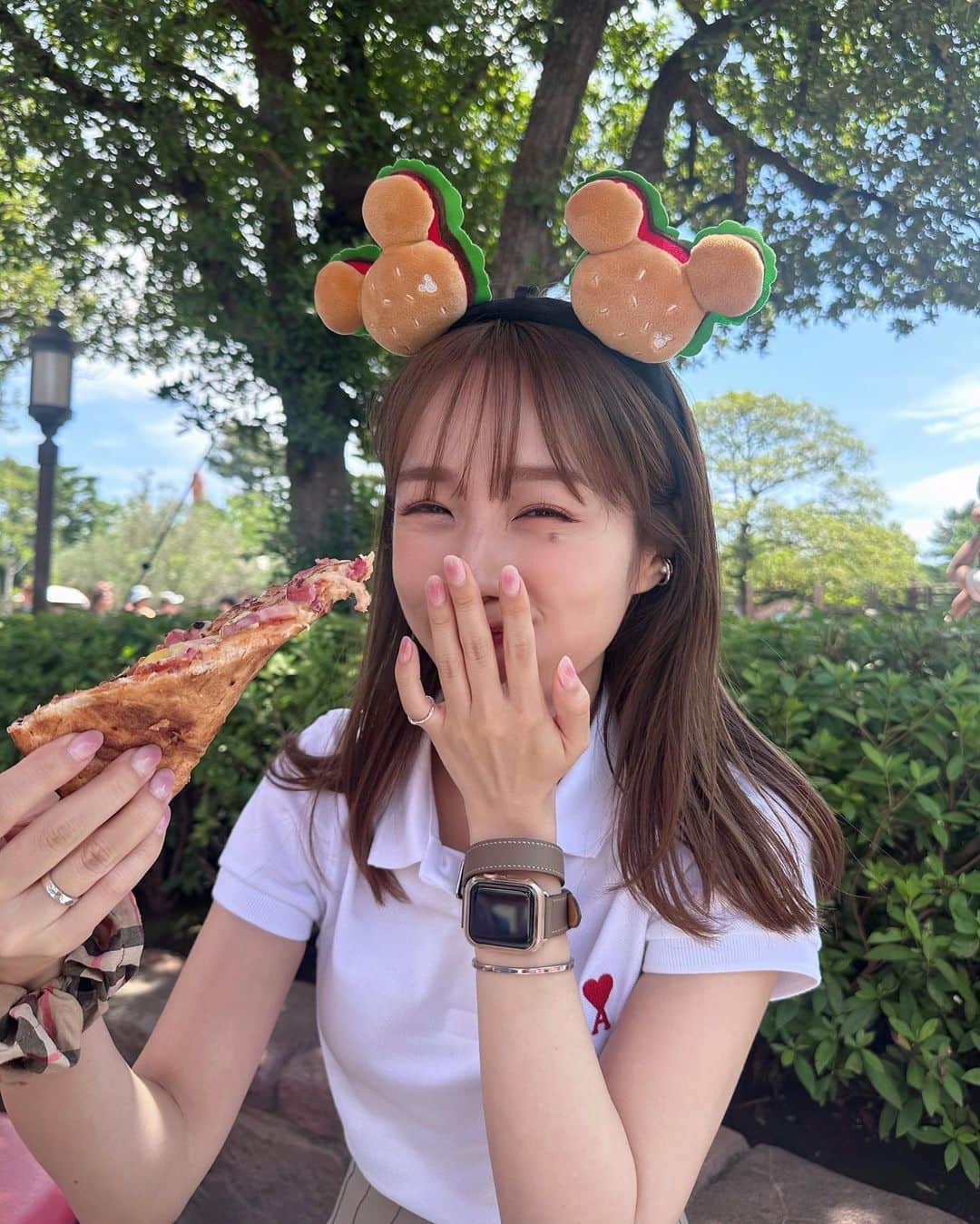 のインスタグラム：「ディズニーランドで一番好きな食べ物、  パイナップルとベーコンのピザ🍕  昨日も3枚食べちゃった…🤫  このカチューシャ付けてる人少なくて、  全然被らなかった‪‪からおすすめです🍔！！」