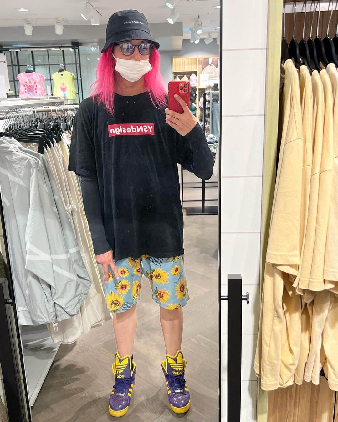 靖乃のインスタグラム：「本日のあたすのカッコはとってもパリピ🤟🏼🍻✨ ハイダンシークドロシーでは初の、個人的にも凄く久々な京都でのライブ、楽しみましょ🌹  #靖乃 #ハイダンシークドロシー #淡路島 #ピン毛 #ロクサミ」