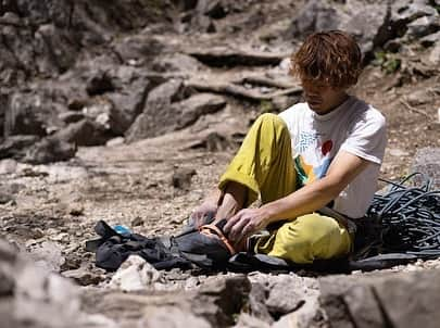 伊東秀和さんのインスタグラム写真 - (伊東秀和Instagram)「とうとうA-climbingが始動！ @a_climbing_jp  ようやく、多くのクライマーの皆さんに履いてもらえる時が来て本当に嬉しい✨  コロナ禍での工場や材料のストップ。その間でのシューズの再開発。なかなかお披露目出来ない時期が続きました。 様々なメーカー、タイプのシューズをテストする為に、長年サポートしていただいていたブランドからフリーにならせてもらい数年間、活動していました。 インドアだけでなく、色々なタイプでの岩での性能もチェック。多くのメーカーのベーシックなモデルは平均的なパフォーマンスは高くて、サイズ的にも快適に履いても対応幅は広かったシューズが多かった印象です。  2017年に誕生した浅草クライミングが、A-climbingとして生まれ変わりました。 元々、足入れの良さとトータルバランスは良かったベーシックなモデルの剱でしたが、改良する事で、爪先やヒールの剛性をレベルアップさせて、様々なホールドに力を伝えられるモデルになったと思います。 柔らかい足入れから、スムーズなフットワークの中で信頼をして次の一手にムーブを起こせるシューズに仕上がっています。沢山の人に経験してもらいたいベースの3足になります。販売料金的にも材料や生産コストが高くなる中で、かなり抑えた設定になったと思います。 全てのモデルで子供達のサイズからあるのも特徴💫 これからも、多くのメーカーや1箇所が特化したようなタイプのシューズなども、定期的に体感、テストしていきながら今後のA-climbing商品開発に、活かしていきます。  現在、全国各地のジムで試し履き＆注文会を実施中。 全国を巡るJBPキッズツアーでも開催中！ @bouldering_kids_  サイズがあるものは即売もしているそうです。直接気に入った時に買える機会も嬉しいですね。  Photo @tallers_photopress  . . . @raffinee_orientalbio  @mammut_japan  @camp1889outdoor  #climbing  #climbinglife  #climbingphotography  #クライミングシューズ  #生まれ変わった #再始動  #開発 #アンバサダー就任」6月5日 13時25分 - hide9a2019