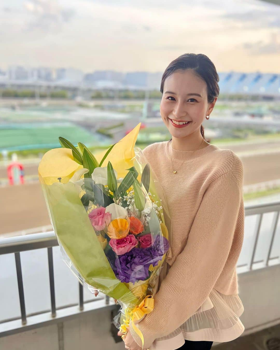 佐田志歩さんのインスタグラム写真 - (佐田志歩Instagram)「. 先日大井競馬広報さんからお祝いの花束をいただきました💐✨  私は先週の放送をもってお休みに入らせていただきましたが、今開催の東京ダービーをはじめビッグレースが続く季節。 皆さんのお目にかかれる日までしばらくは視聴者として南関競馬を楽しみたいと思います😊 キャスターとして復帰する際にはまたどうぞよろしくお願いします😌🤍 .」6月5日 13時18分 - sadashiho