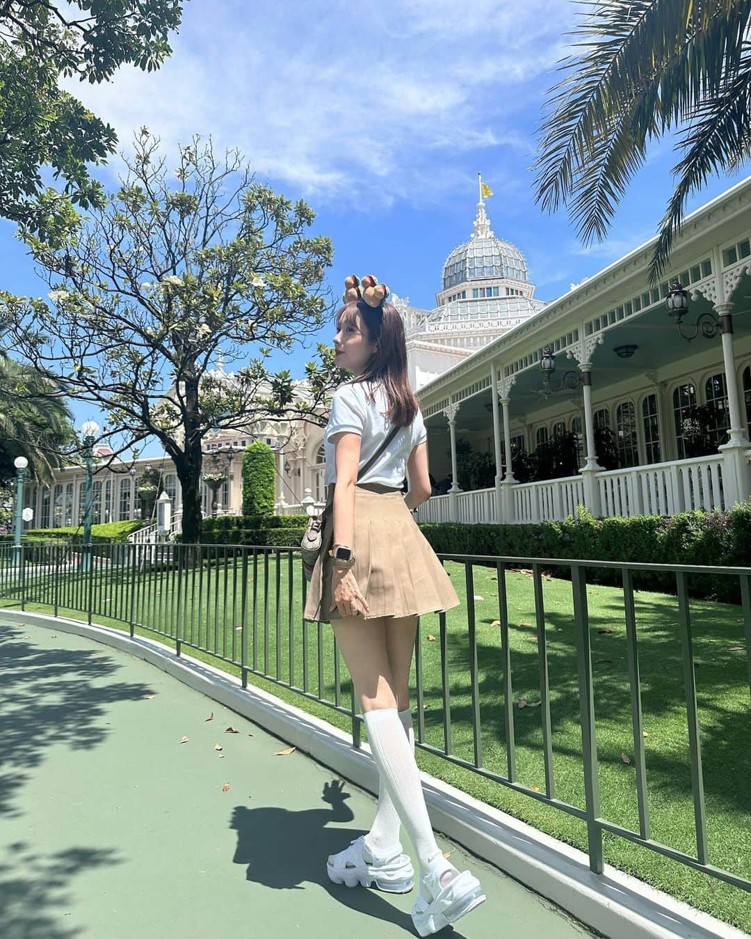 前田希美（まえのん）さんのインスタグラム写真 - (前田希美（まえのん）Instagram)「#のんの私服   ポロシャツにプリーツスカートで さわやかコーデにしました。  ディズニー投稿多くて ごめんなさい🐭  @amiparis のポロシャツかわいい♥️   #code #fashion #ディズニーランド #ディズニー #disneyland #disney #tdl #東京ディズニーランド #ディズニーシー #tokyodisneyland #ディズニーコーデ #制服ディズニー #東京ディズニーリゾート #tokyodisneyresort」6月5日 13時33分 - maeda_nozomi