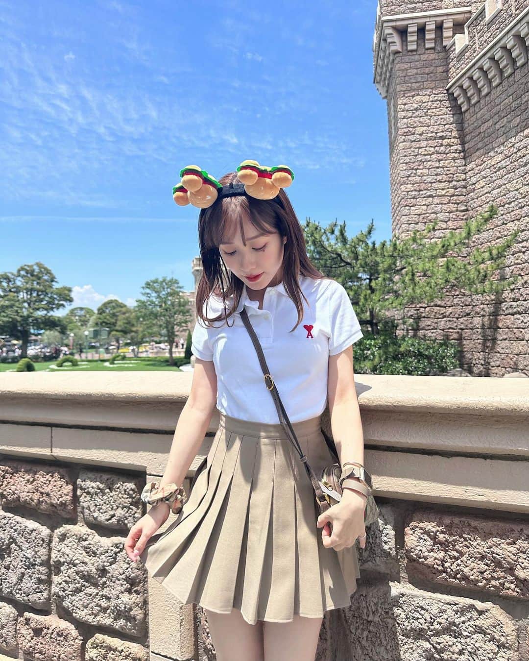 のインスタグラム：「#のんの私服   ポロシャツにプリーツスカートで さわやかコーデにしました。  ディズニー投稿多くて ごめんなさい🐭  @amiparis のポロシャツかわいい♥️   #code #fashion #ディズニーランド #ディズニー #disneyland #disney #tdl #東京ディズニーランド #ディズニーシー #tokyodisneyland #ディズニーコーデ #制服ディズニー #東京ディズニーリゾート #tokyodisneyresort」