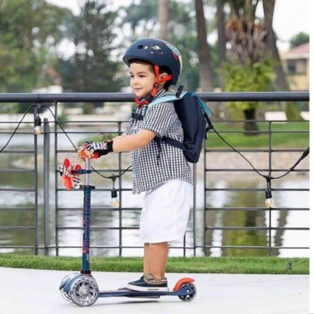 microscooters_japanさんのインスタグラム写真 - (microscooters_japanInstagram)「.⁡ さわやかな朝☀️⁡ 子どもの登園途中に見つける小さな花、小さな虫⁡ 一つ一つが子どもには好奇心あふれる世界です🌈⁡ ⁡ いつもよりゆっくり進むと⁡ 見えてくるものがあるはずです!⁡ ⁡ マイクロスクーターに乗って⁡ お子様と一緒に少しゆっくり歩いてみてください⁡ 思い出を共有する大切な時間になるはずです🎶⁡ ⁡ ⁡ #ミニマイクロ折りたたみデラックスLED⁡ カラー3種⁡ (ネイビー、オーシャンブルー、ルビーレッド)⁡ 使用年齢：2歳から~20kg⁡ 特徴：リーンアンドステア構造でバランス感覚や方向感覚UP、折りたたみ式⁡ ⁡ #子供用ヘルメット⁡ サイズ： S、M⁡ 特徴：耐久性が強く軽いPC SHELL素材、8つの通気口、後方にLEDライト、かっこかわいいデザイン⁡ ⁡ ⁡ ⁡ ⁡ #キックバイク #子ども自転車 #マイクロスクーター #バランスバイク #キックスクーター #三輪車 #誕生日プレゼント #子育て #サマーセール #マイクロキックボード #キックスクーター #キックボード #キックスケート #乗れるおもちゃ #乗用玩具 #育児 #誕生日プレゼント #2歳 #3歳 #4歳 #5歳 #外遊び #公園遊び #週末お出かけ #子どものいる暮らし #子どもとお出かけ #ヘルメット」6月5日 13時31分 - microscooters_japan