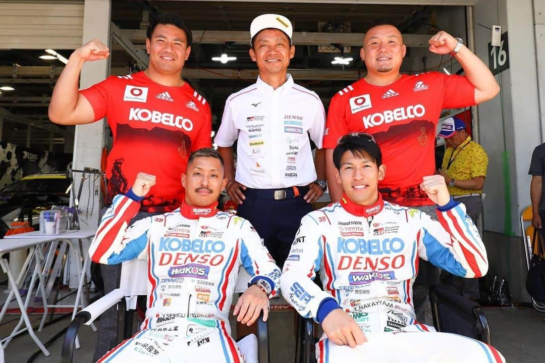 脇阪寿一さんのインスタグラム写真 - (脇阪寿一Instagram)「SGT第3戦鈴鹿決勝日ピットウォークにコベルコ神戸スティーラーズの山本選手と北出選手が出演して下さいました。  KOBELCOさんが繋いで頂いたラグビーとモータースポーツ、アスリートの交流です。  6月4日（日）に開催されたSUPER GT第3戦「SUZUKA GT 450km RACE」（鈴鹿サーキット）決勝日に「コベルコ神戸スティーラーズ」の山本幸輝選手（ポジション：プロップ）と北出卓也選手（ポジション：フッカー）が来場。  TGR TEAM SARDのピットウォークに関口雄飛選手、中山雄一選手とともに出演頂きました。  「コベルコ神戸スティーラーズ」は、SUPER GT SERIESに参戦する株式会社サードに2012年から11年目のチームパートナーを務める株式会社神戸製鋼所のラグビー部であり、これまで最も伝統のある社会人ラグビーチームとして日本選手権7連覇、トップリーグ初代王者で2018-2019シーズンでも優勝するなど、これまで数々の栄誉に輝き、日本のラグビー最高峰である「ジャパンラグビーリーグワン」に参戦する強豪ラグビーチームです🏉  ご来場ありがとうございました。 次回は我々がラグビーの応援に伺います。  #supergt  #tgrteamsard  #kobelco  #ラグビー #トップリーグ  #コベルコ神戸スティーラーズ  #山本幸輝  選手 #北出卓也 選手 #感謝」6月5日 13時43分 - juichiwakisaka