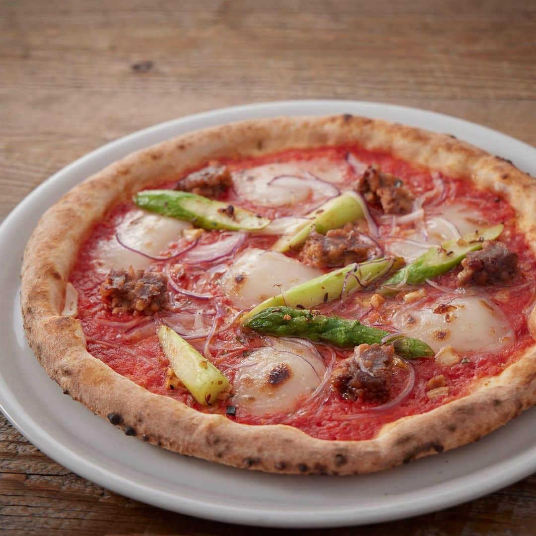 800DEGREES JAPANのインスタグラム：「* 『PIZZA LIKE FLOWER 2023』  800°DEGREES SHINJUKU& MINAMIAOYAMA  We started New PIZZA!  NO.4 BEAN BEAN BURGUNDY Marinara with spicy sauted Asparagus,plant based meat,red onions,soy milk cream  Click link to see full menu!  #800degreesjapan」